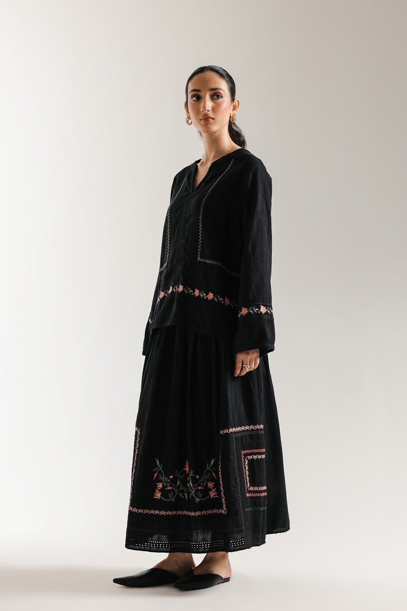 EMBROIDERED SUIT (E0643/106/902)