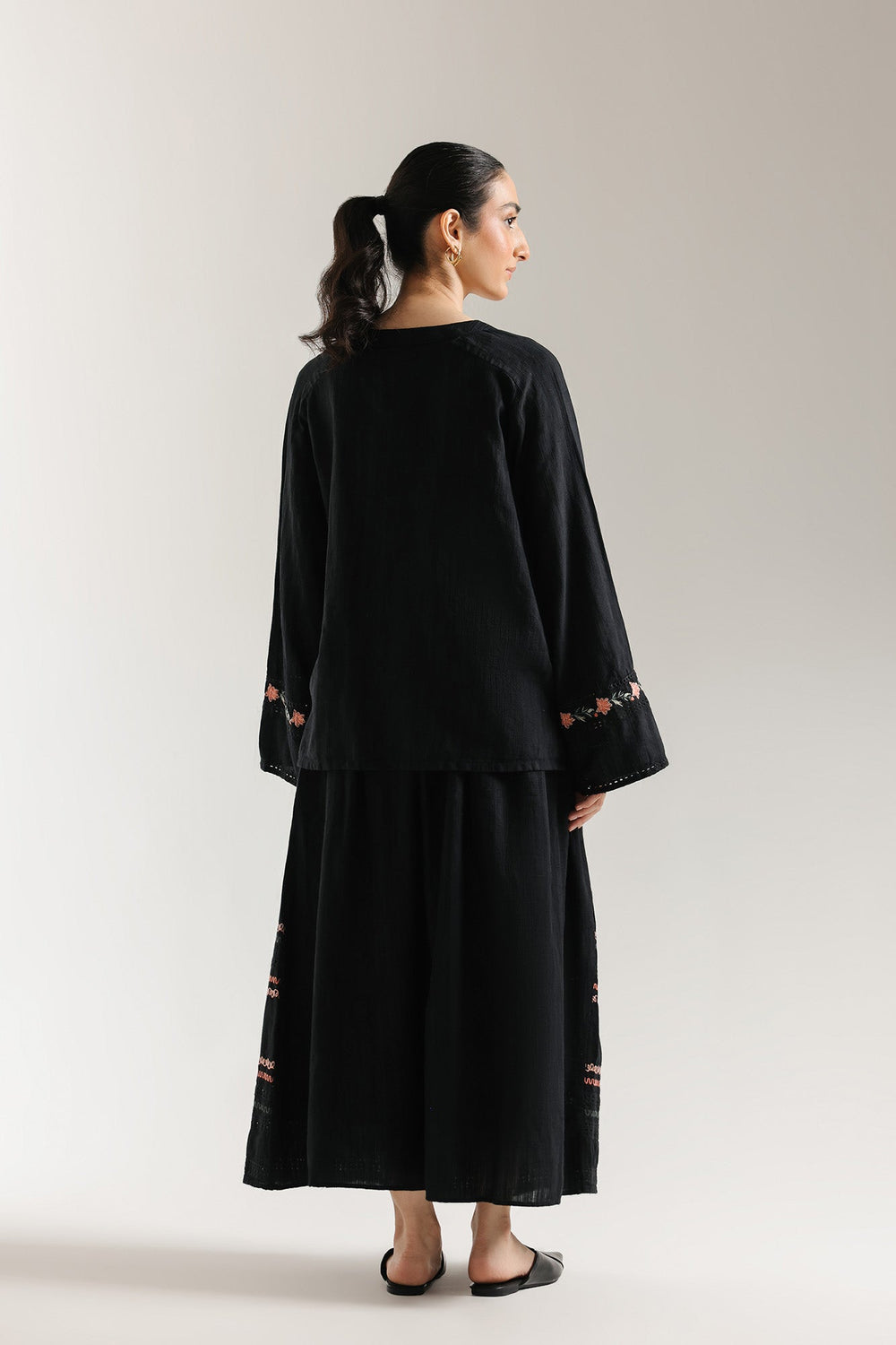 EMBROIDERED SUIT (E0643/106/902)