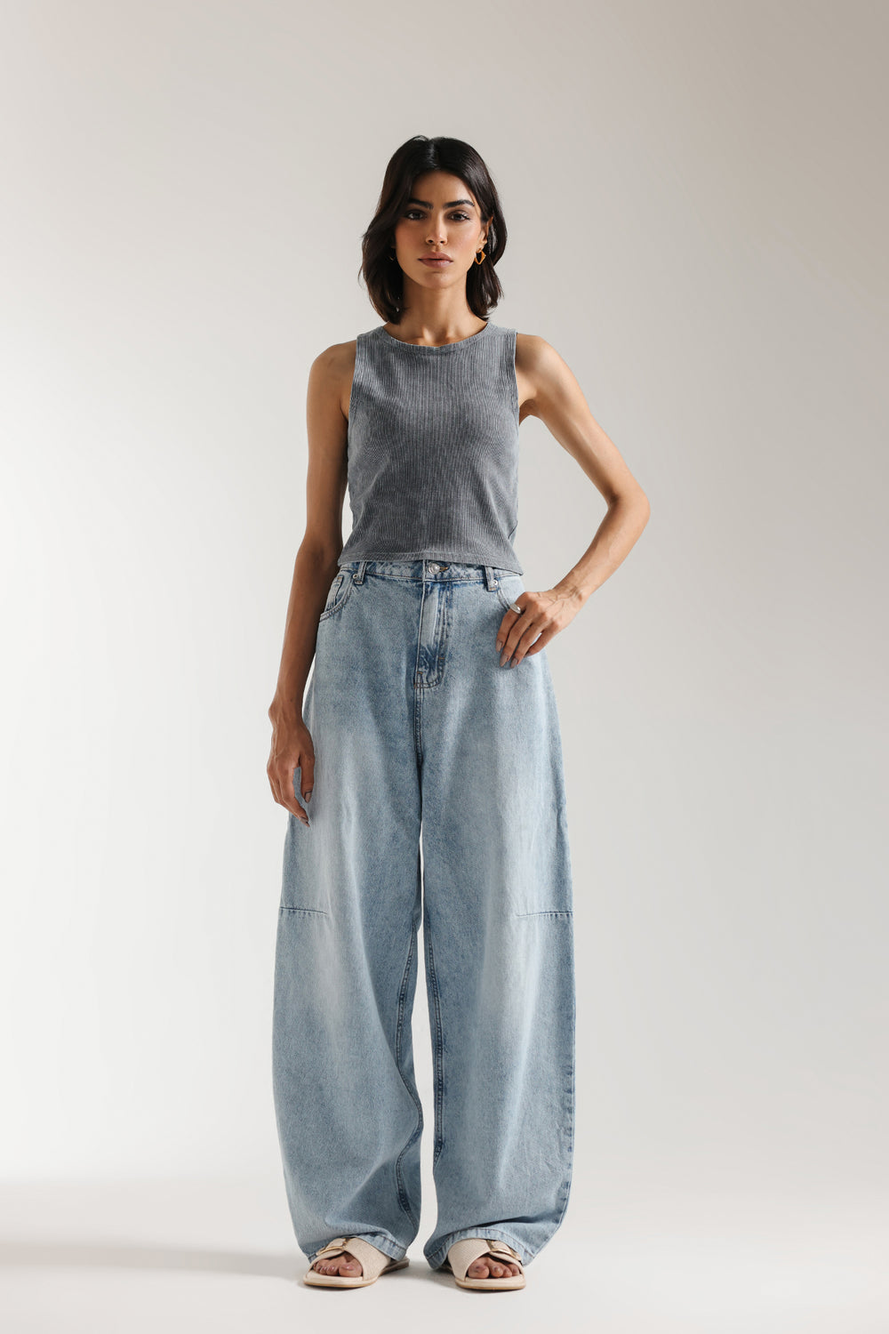 SLEEVELESS CROPPED TOP (E2396/108/903)