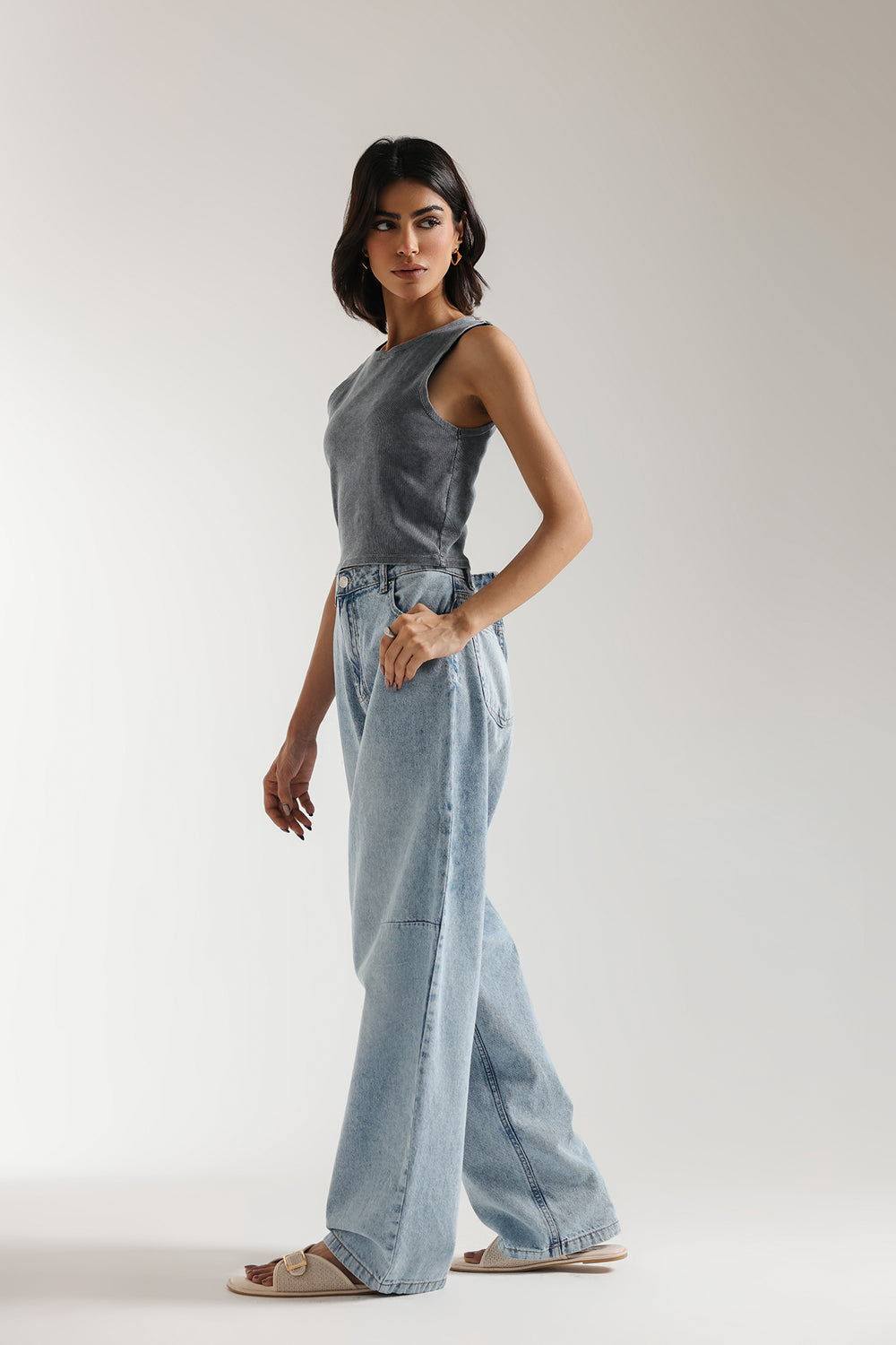 SLEEVELESS CROPPED TOP (E2396/108/903)