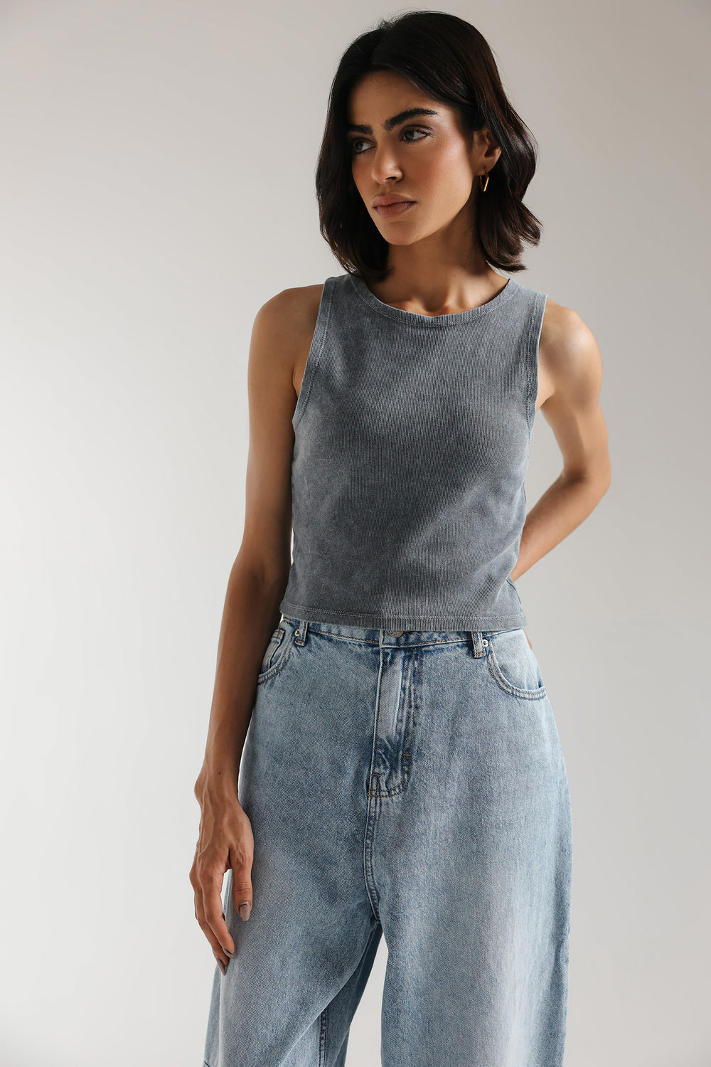 SLEEVELESS CROPPED TOP (E2396/108/903)