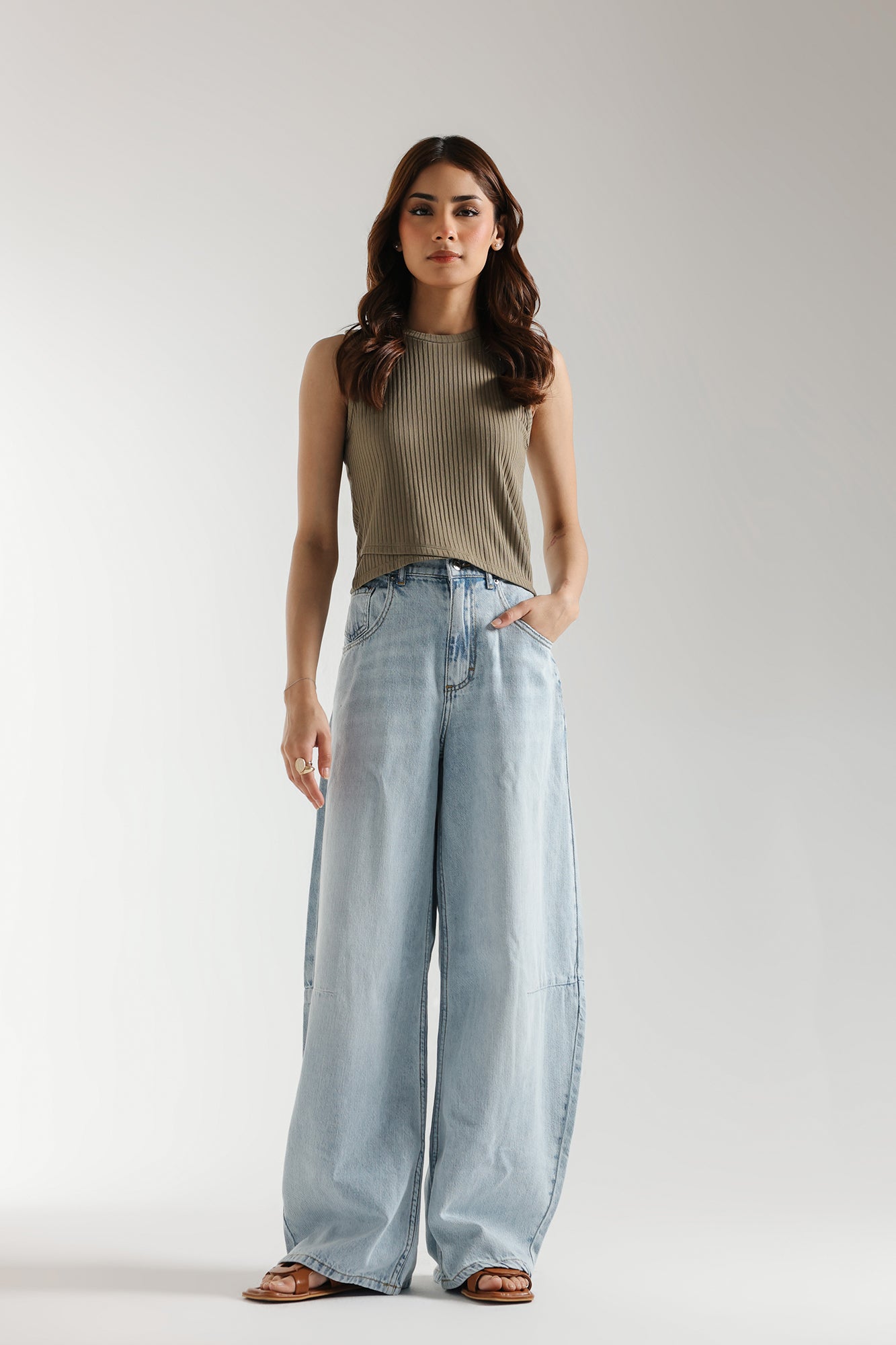 SLEEVELESS CROPPED TOP (E2448/108/121)