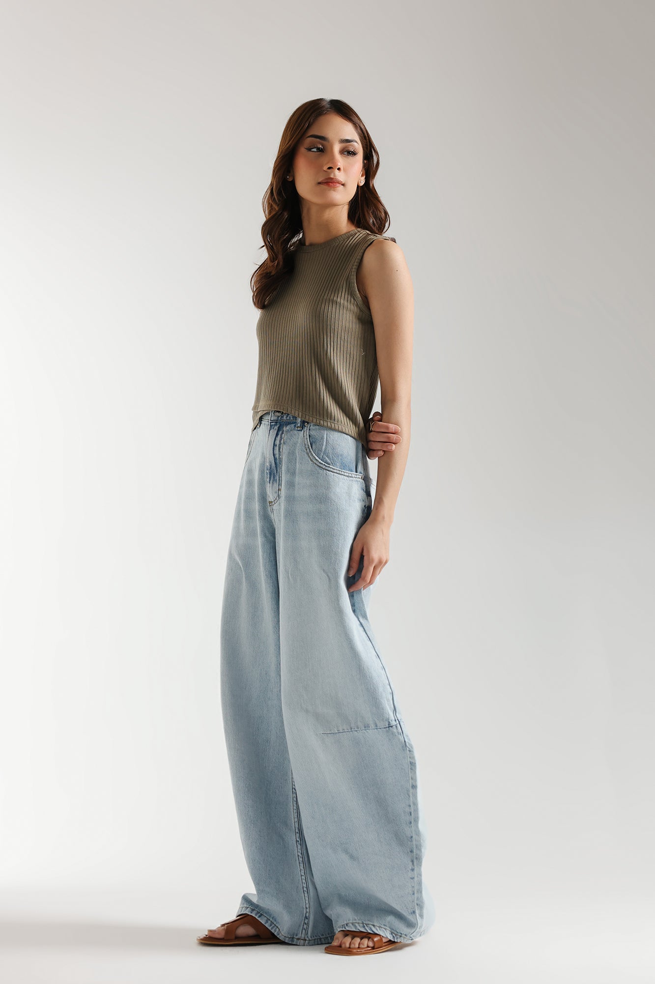 SLEEVELESS CROPPED TOP (E2448/108/121)