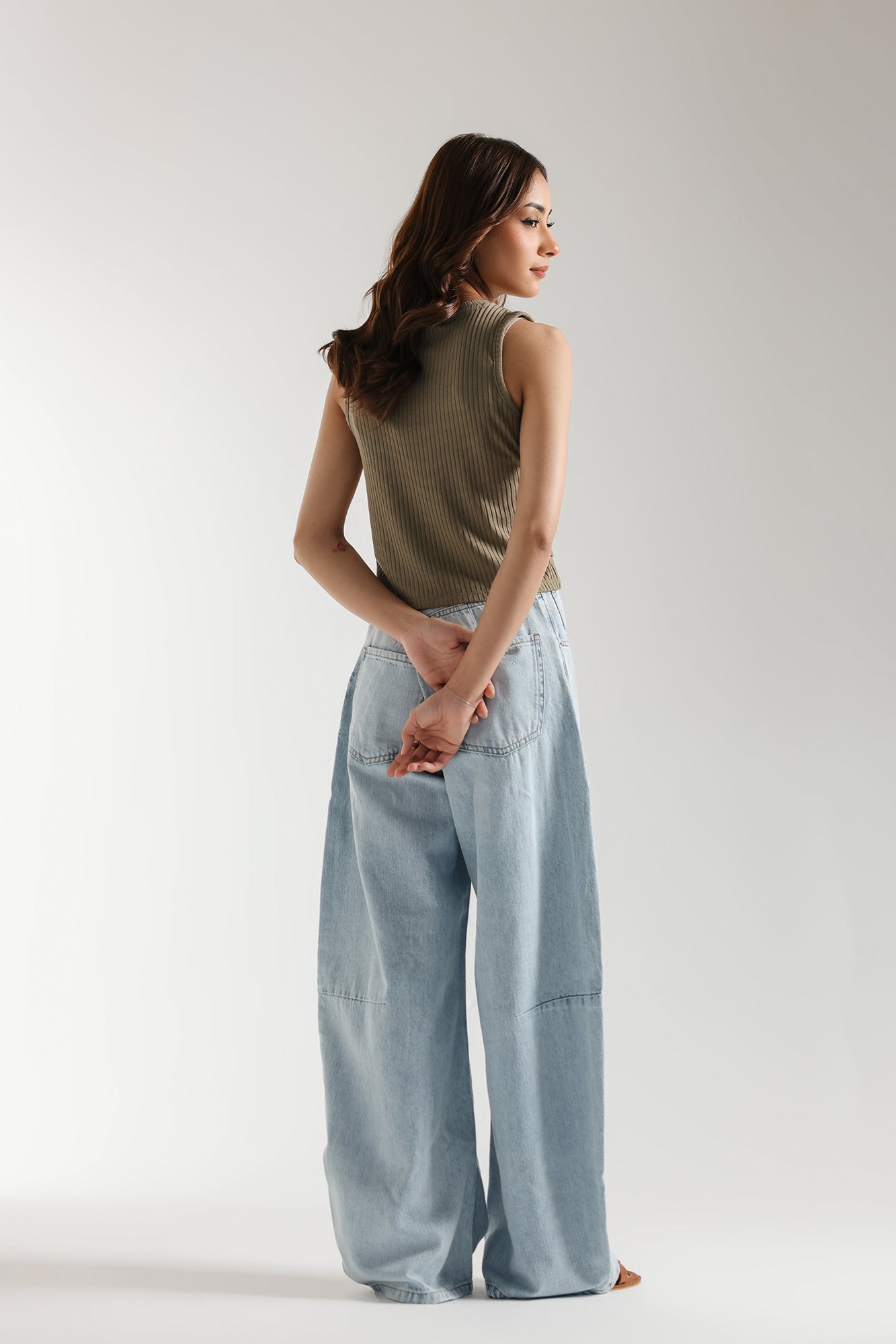 SLEEVELESS CROPPED TOP (E2448/108/121)