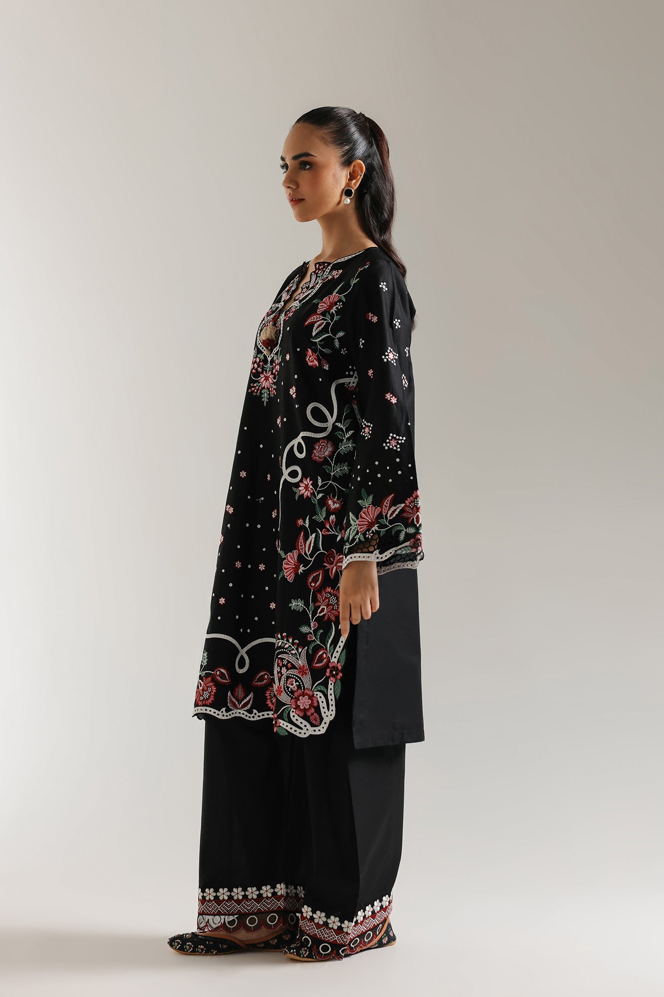 EMBROIDERED SUIT (E103/902/3218)