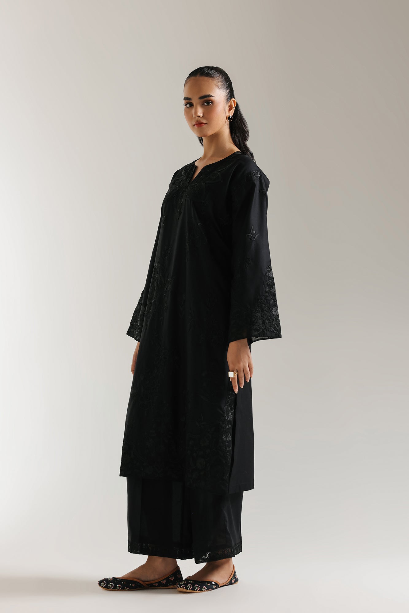 EMBROIDERED SUIT (E103/902/3325)
