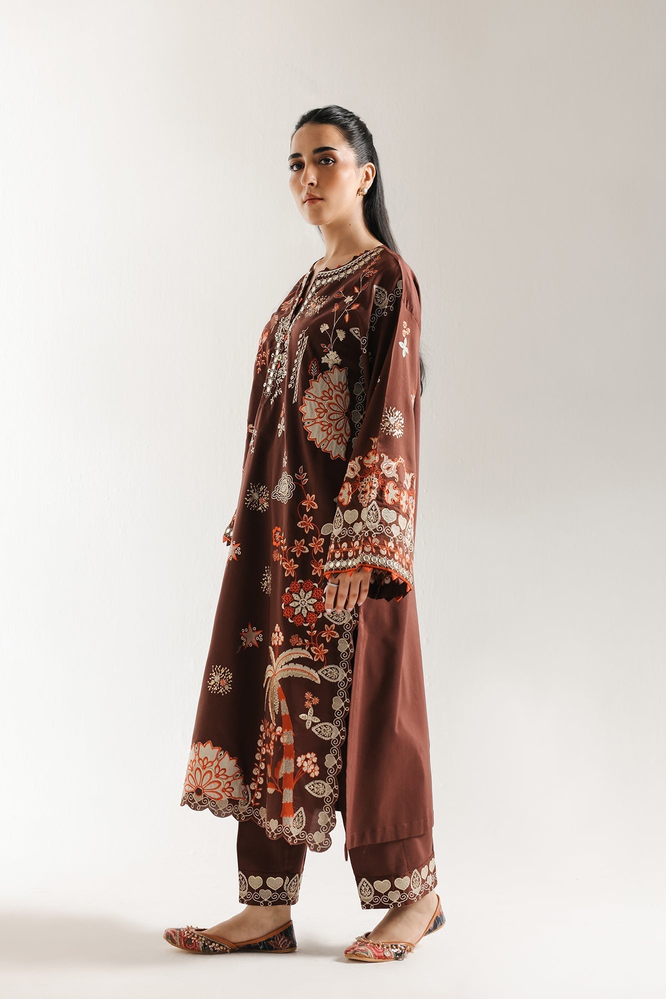 EMBROIDERED SUIT (E3519/103/823)