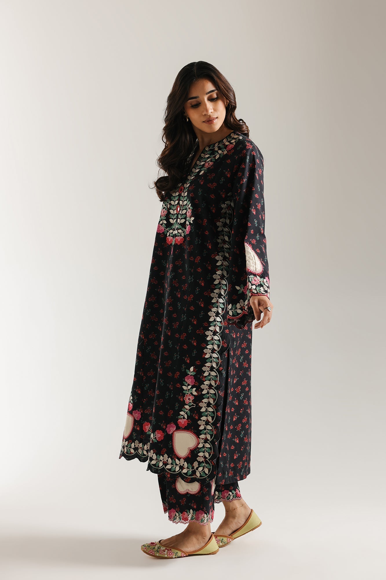 EMBROIDERED SUIT (E3673/103/901)