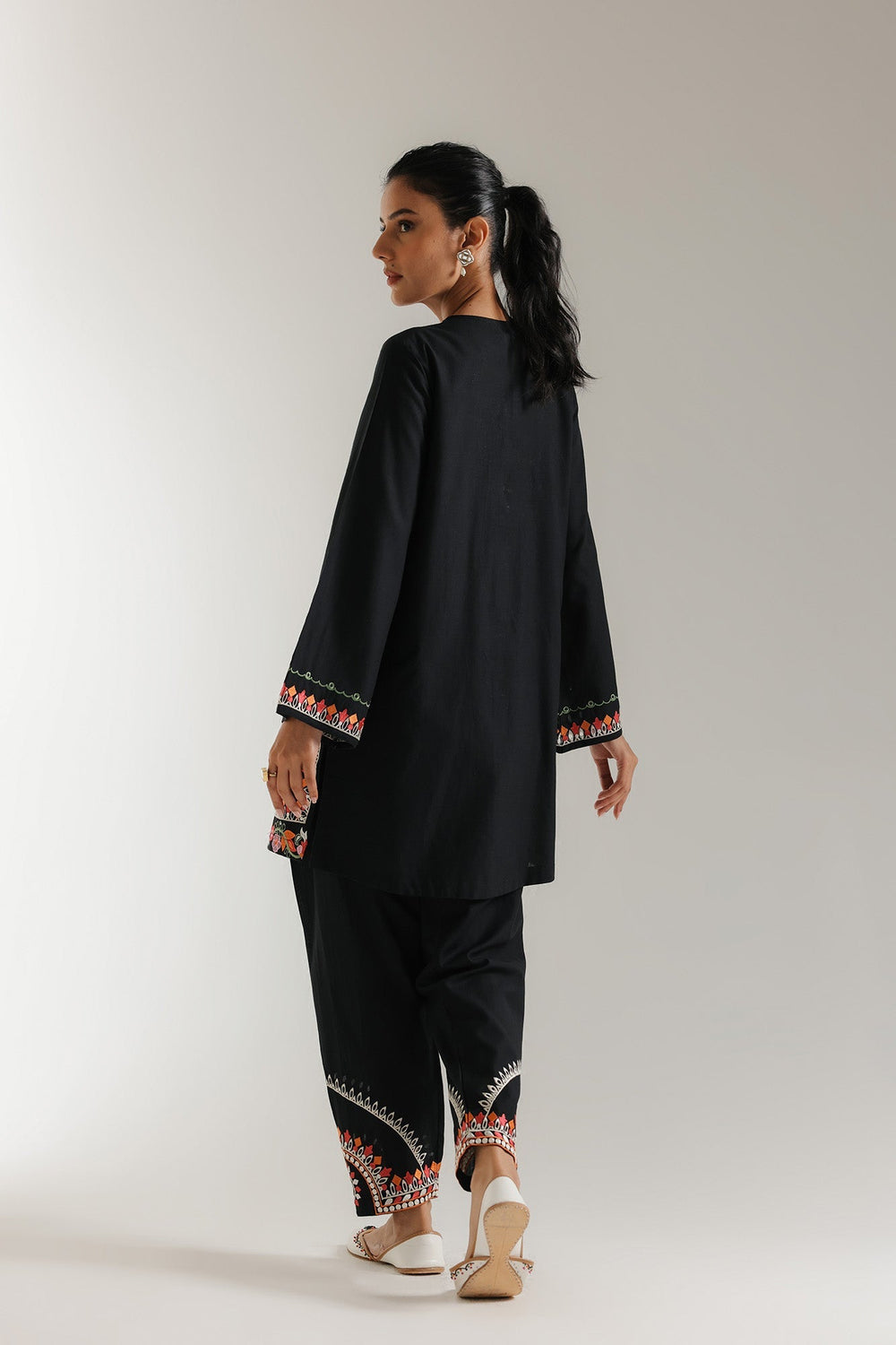 EMBROIDERED SUIT (E6147/102/901)
