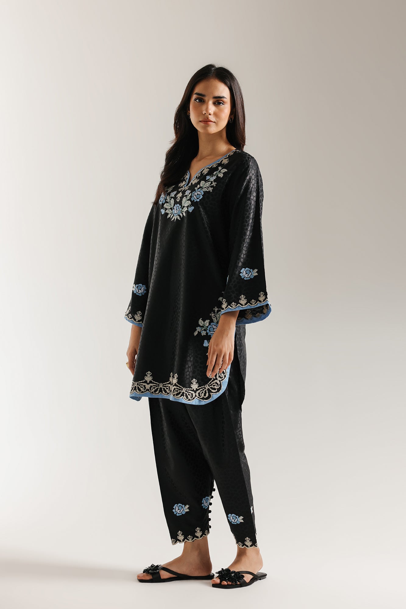 EMBROIDERED SUIT (E6629/102/902)