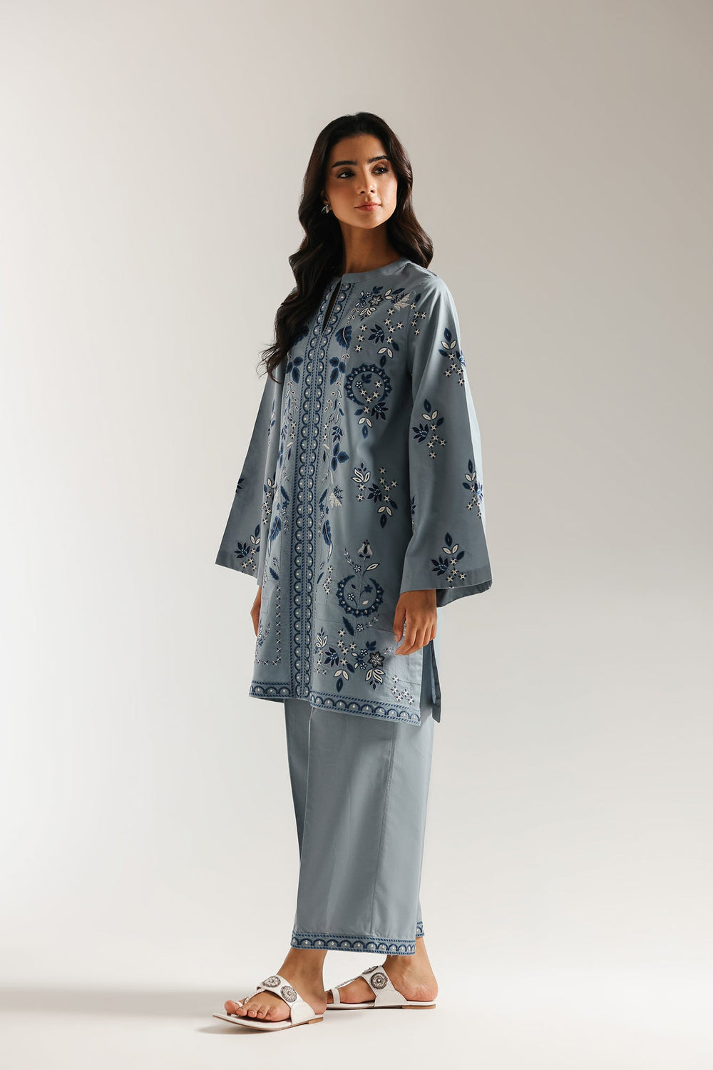 EMBROIDERED SUIT (E6973/102/605)
