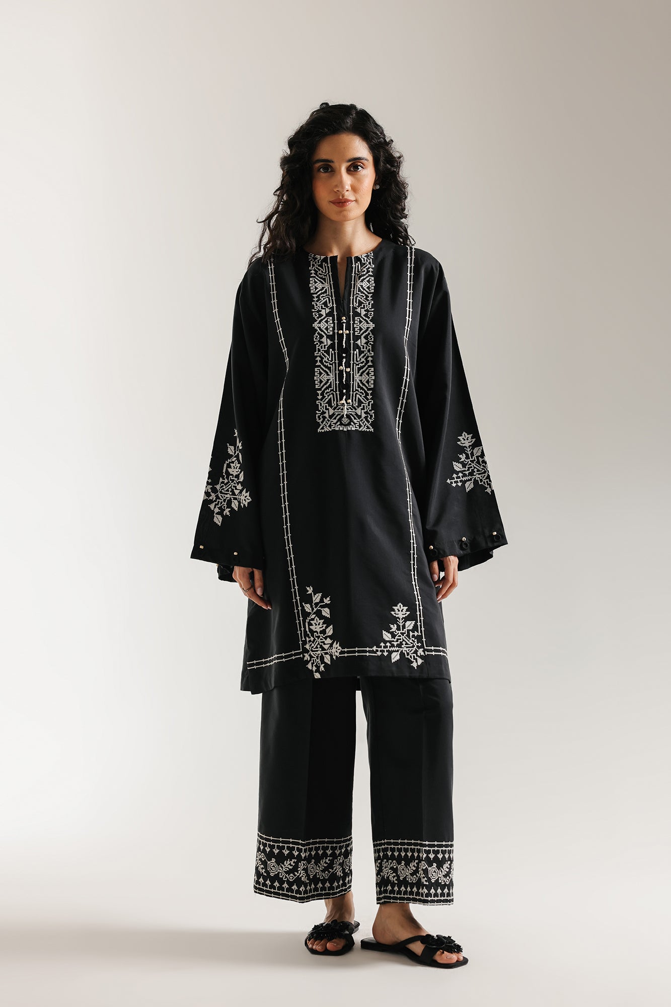 EMBROIDERED SUIT (E6979/102/901)