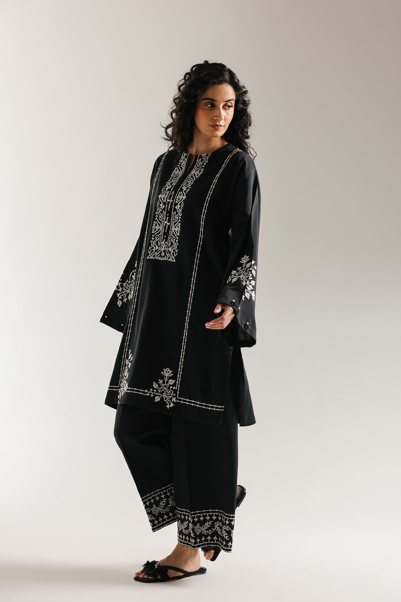 EMBROIDERED SUIT (E6979/102/901)