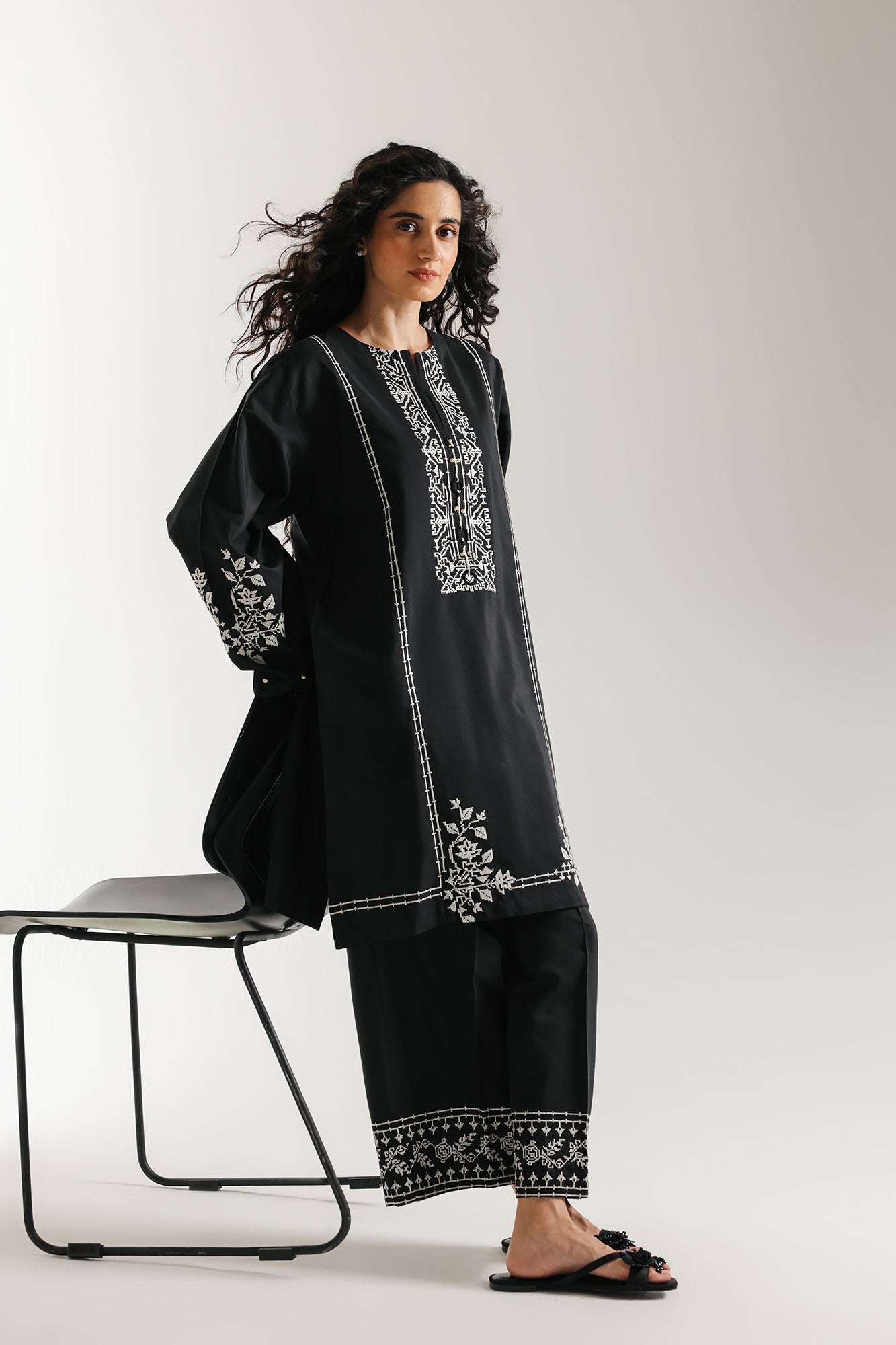 EMBROIDERED SUIT (E6979/102/901)