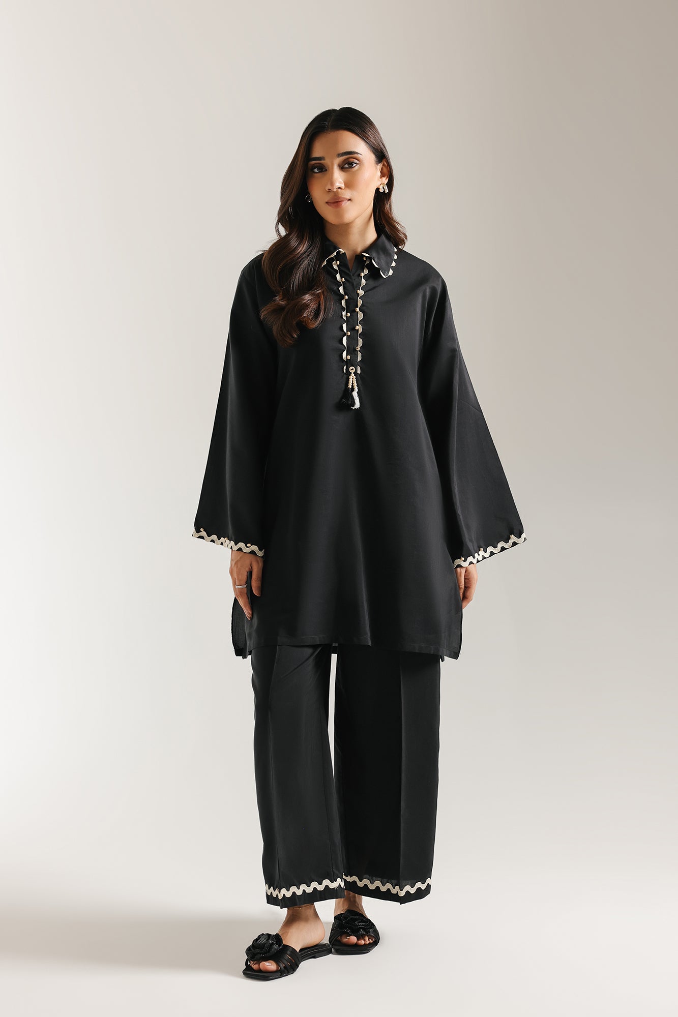 EMBROIDERED SUIT (E6981/102/901)