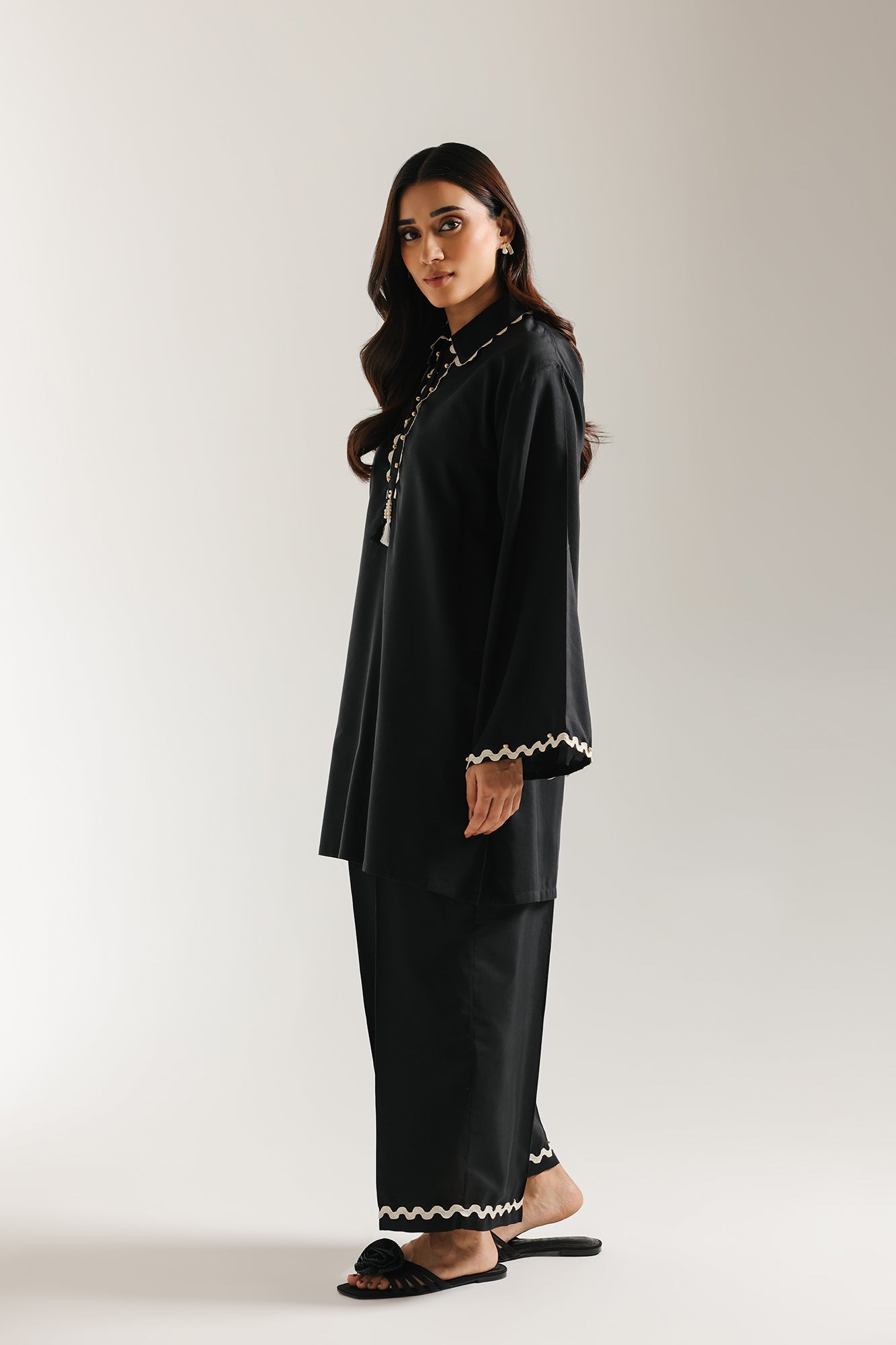 EMBROIDERED SUIT (E6981/102/901)