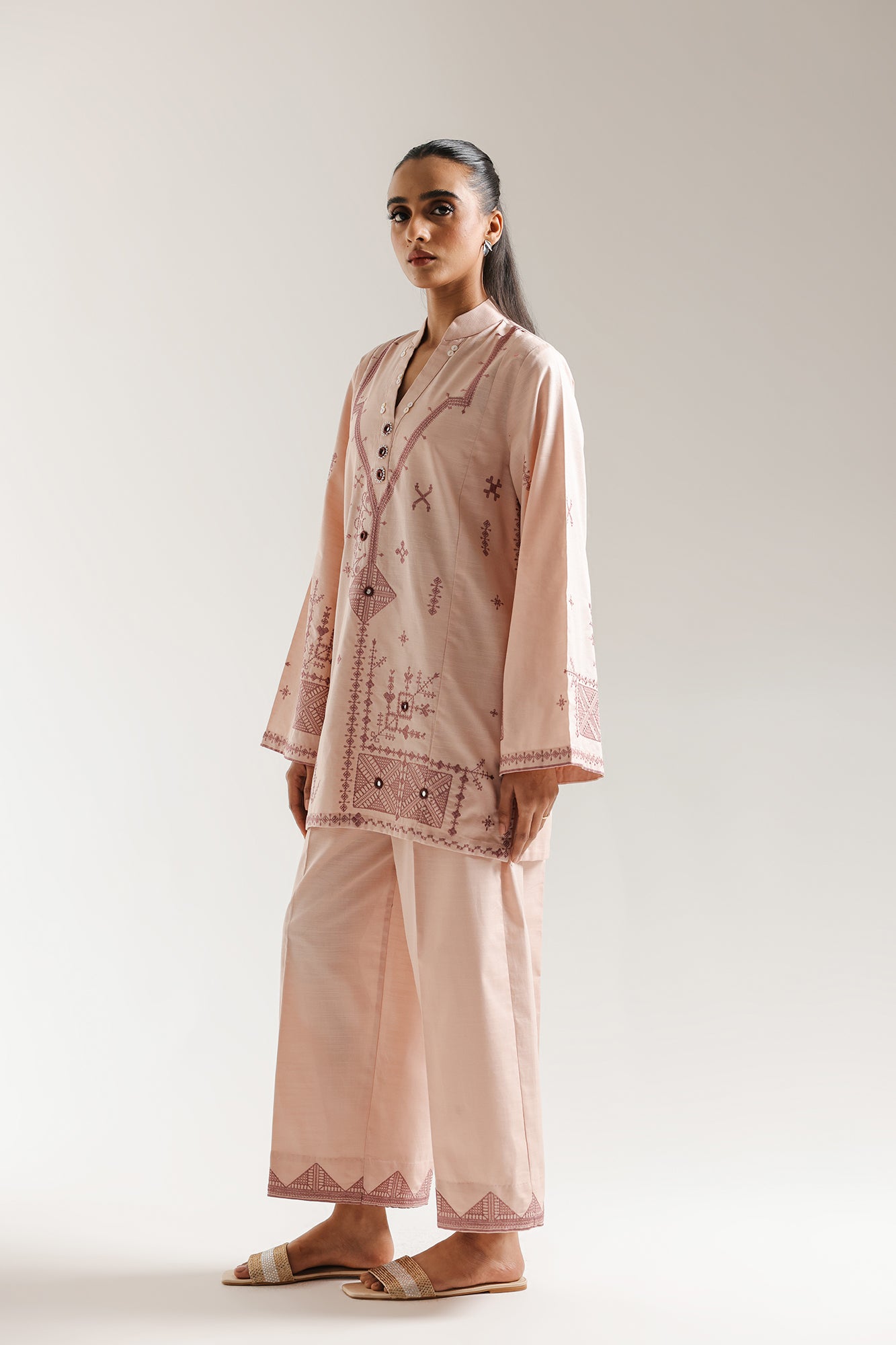 EMBROIDERED SUIT (E7039/102/330)