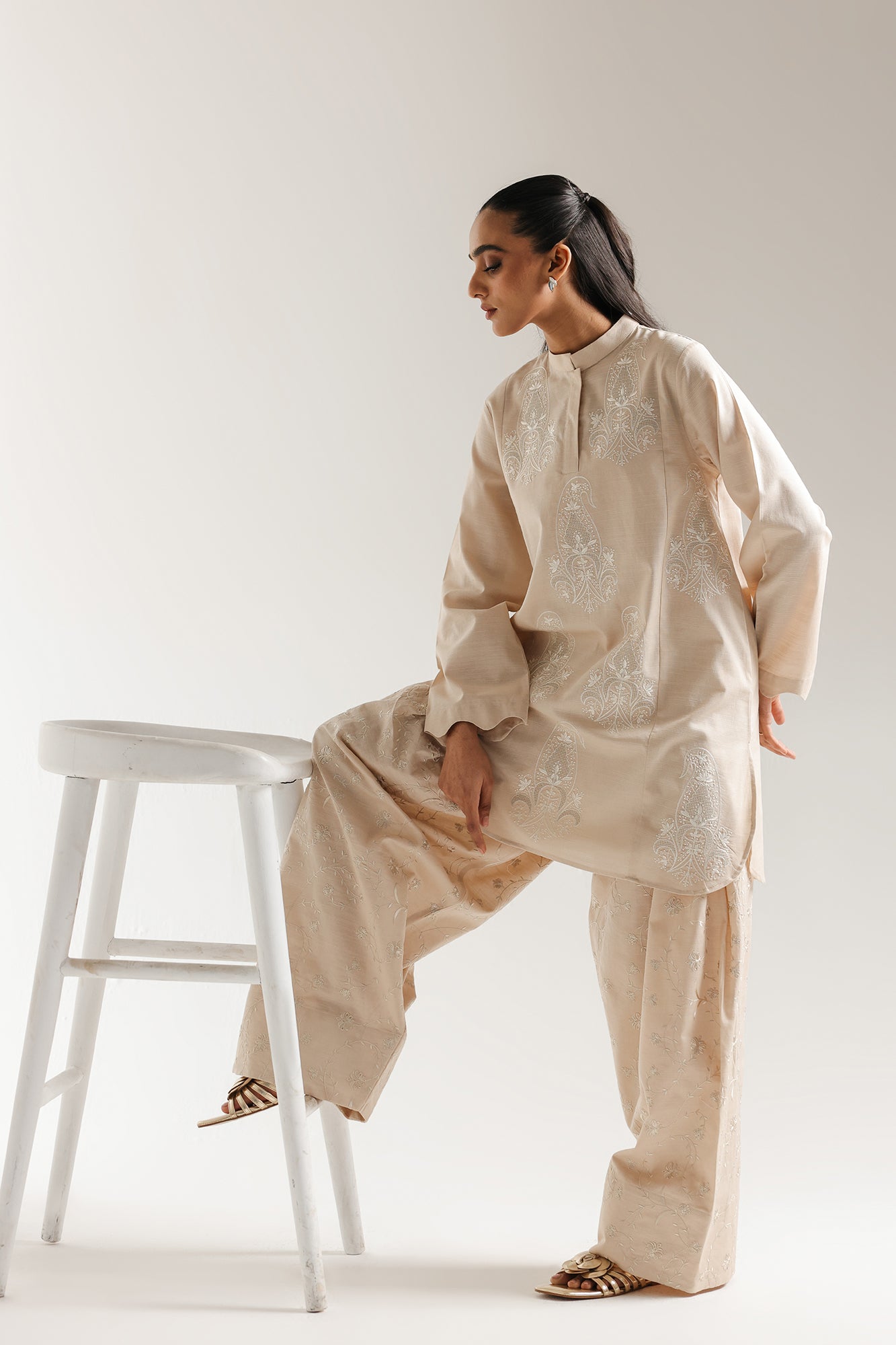 EMBROIDERED SUIT (E7042/102/002)