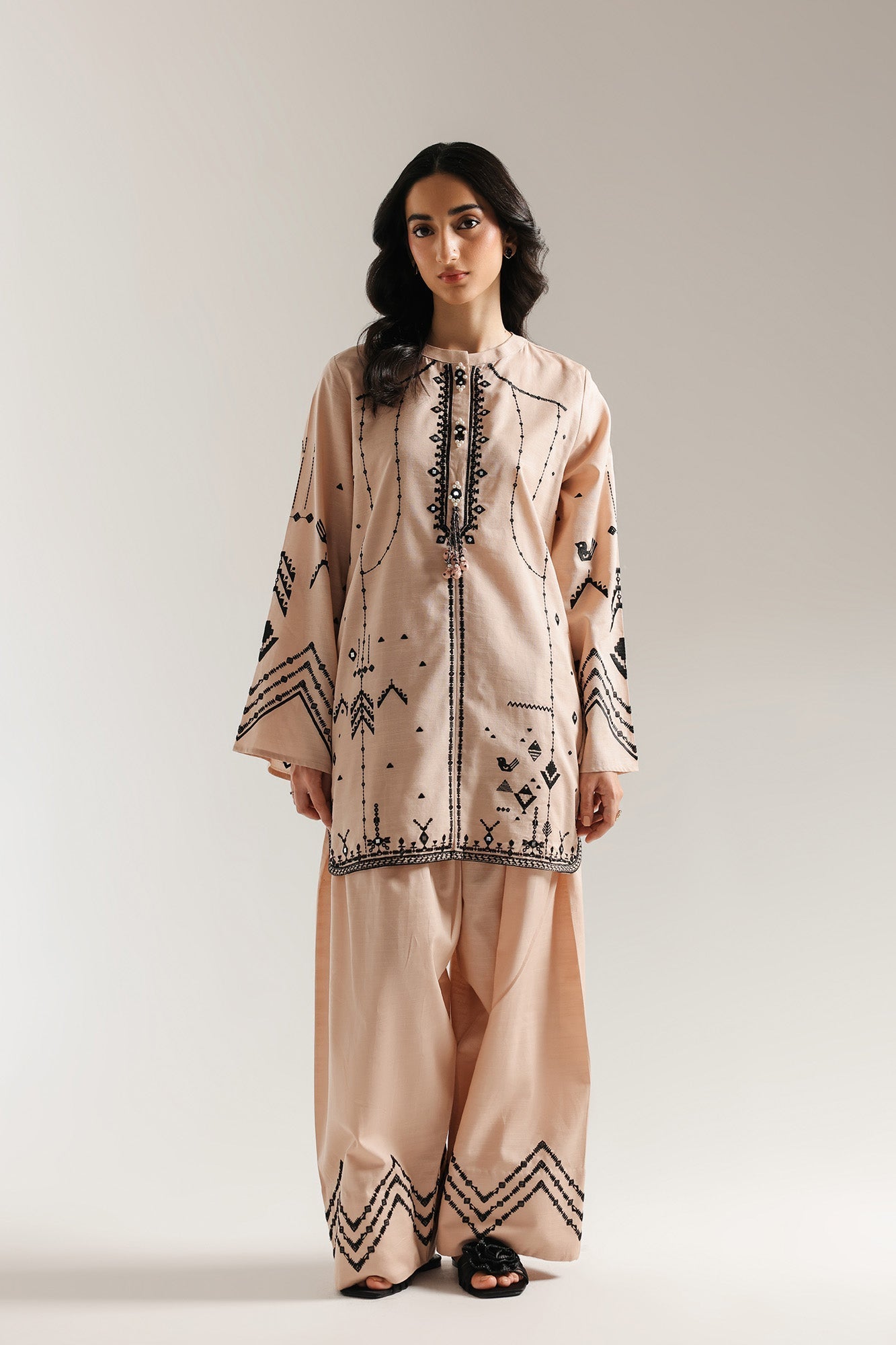 EMBROIDERED SUIT (E7043/102/808)
