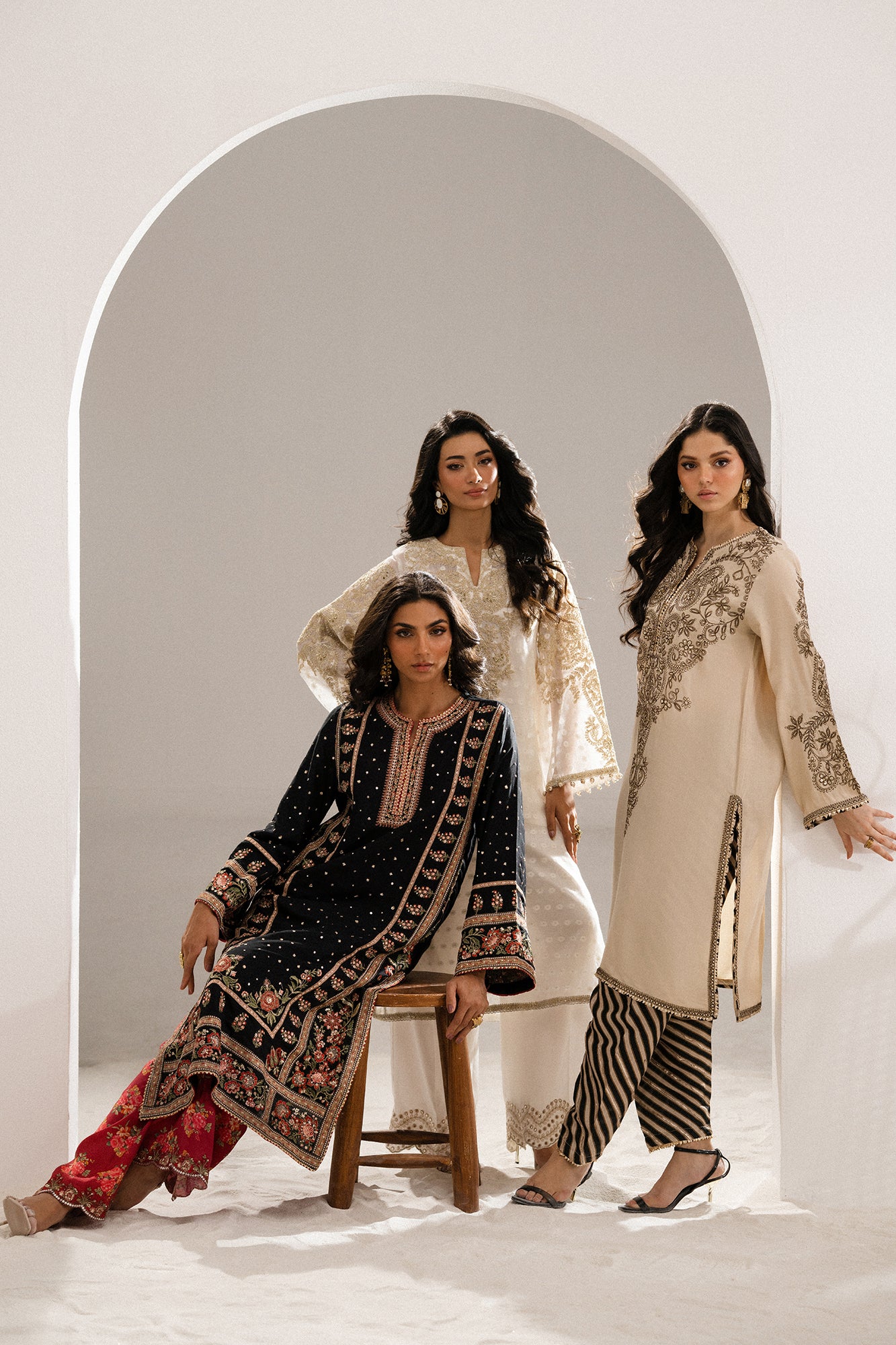 EMBROIDERED SUIT (E104/902/0825)