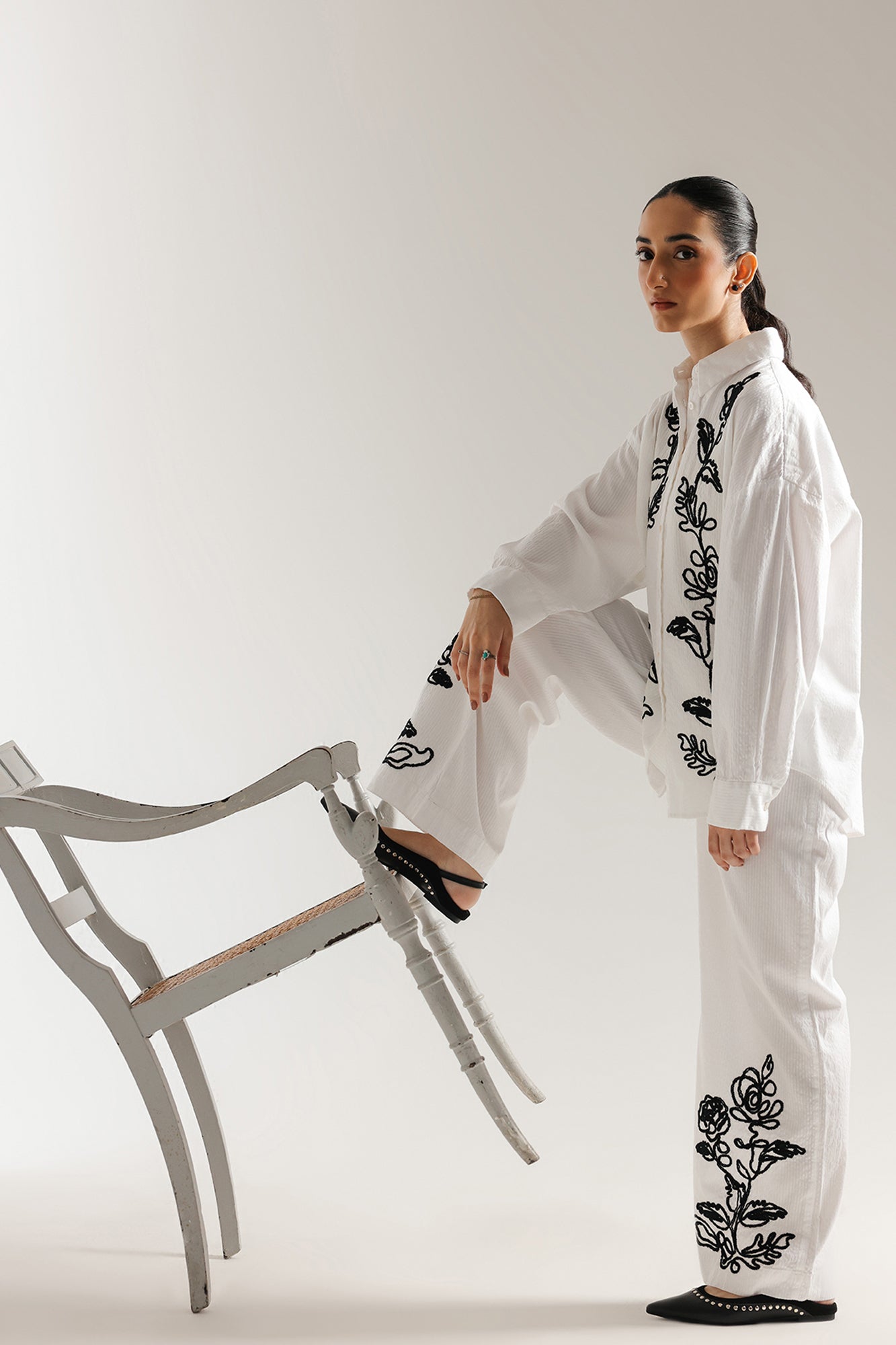 EMBROIDERED SUIT (E106/001/0633)