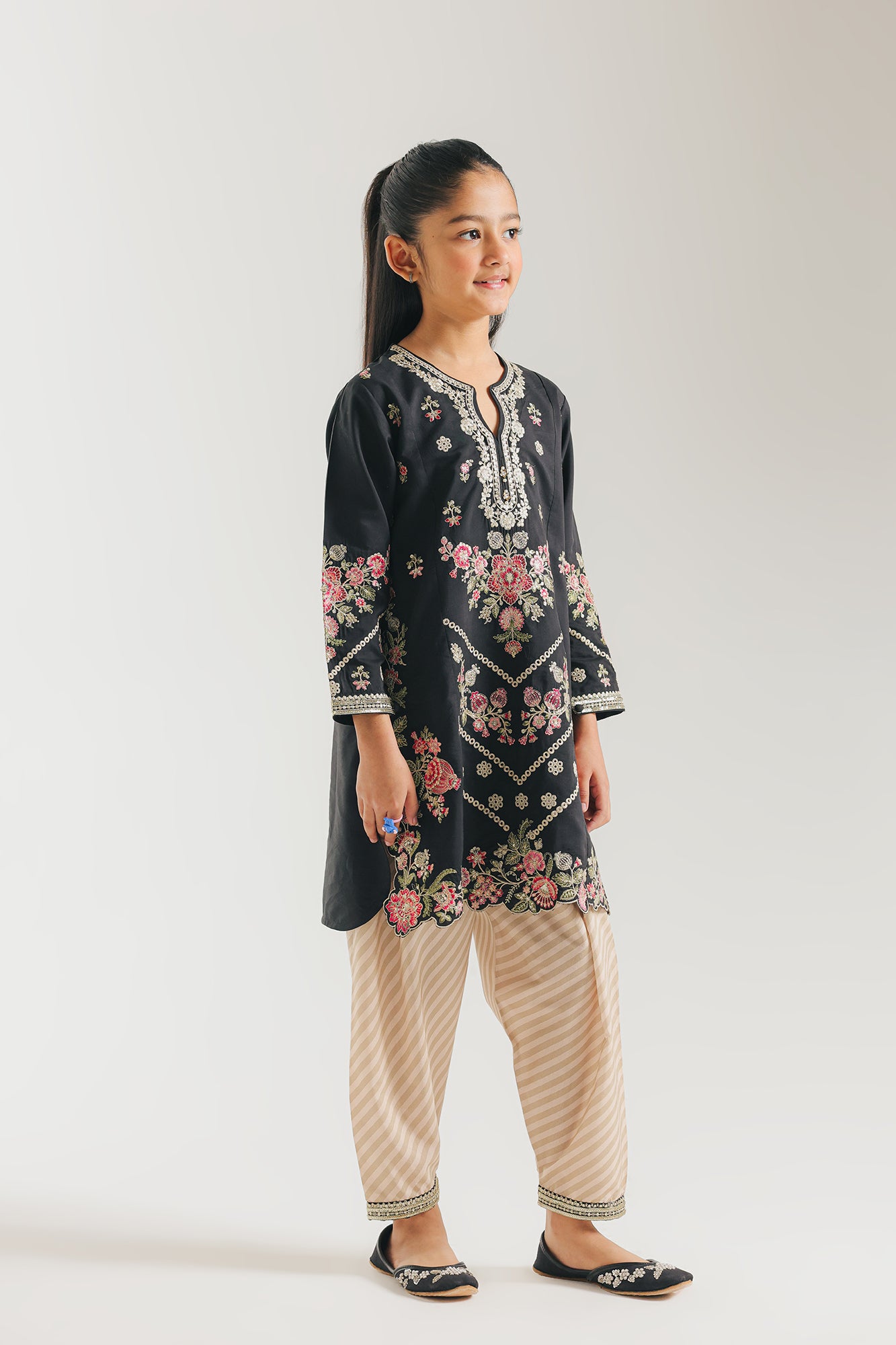 EMBROIDERED SUIT (E0924/404/901 E0924/304/901)