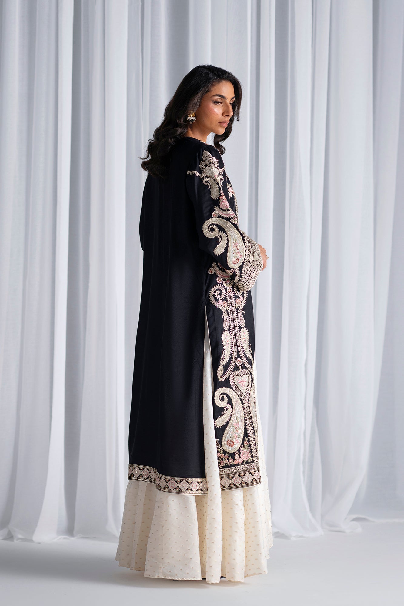 EMBROIDERED SUIT (E0943/104/901)