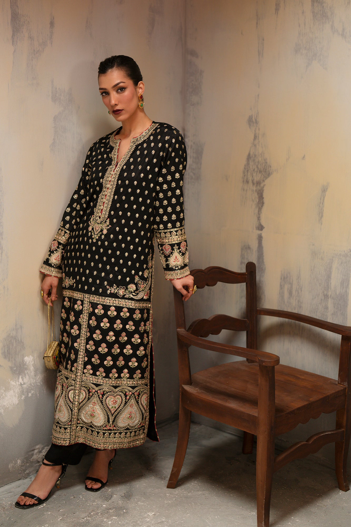 EMBROIDERED SUIT (E1010/104/901)