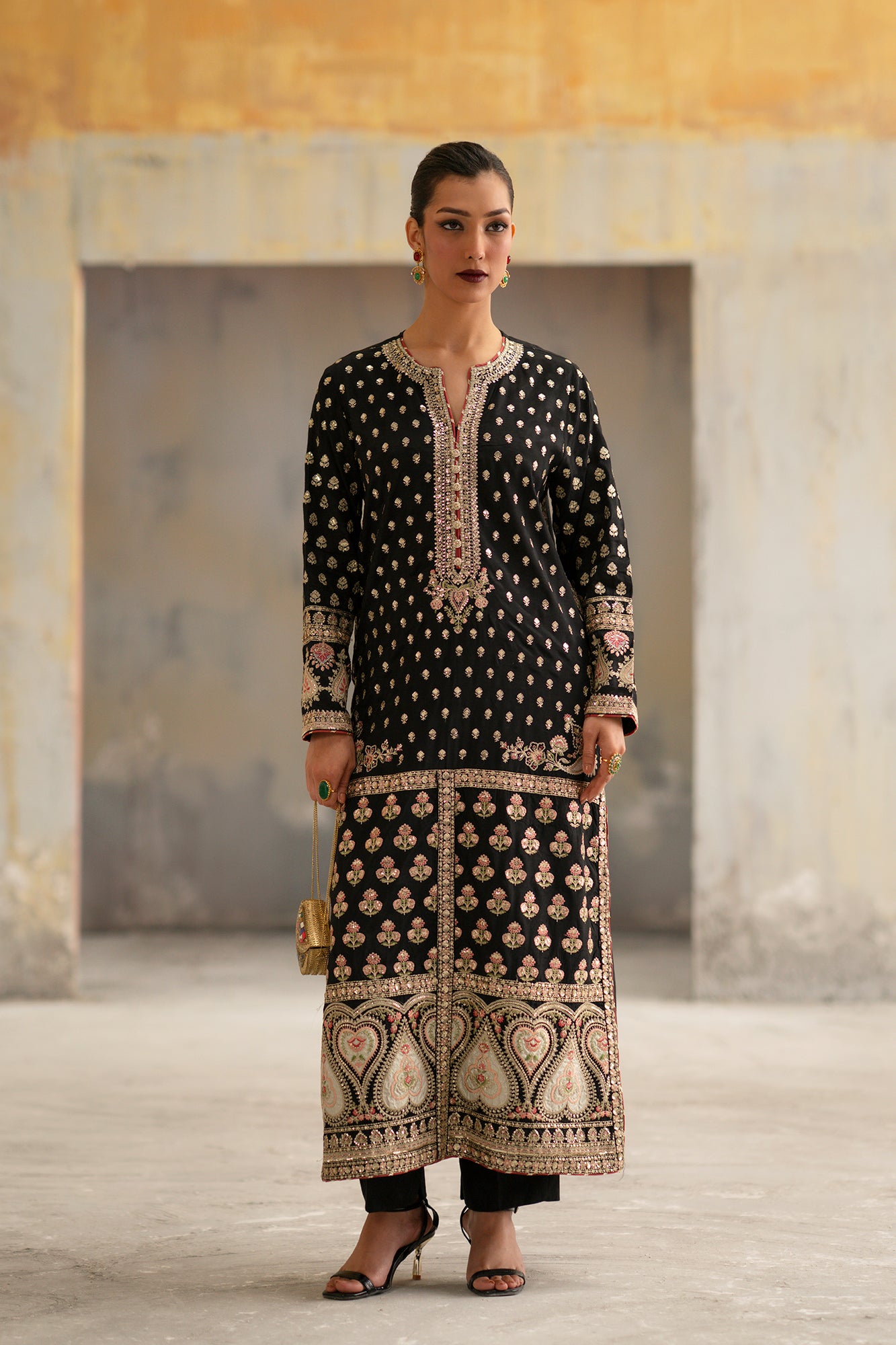 EMBROIDERED SUIT (E1010/104/901)