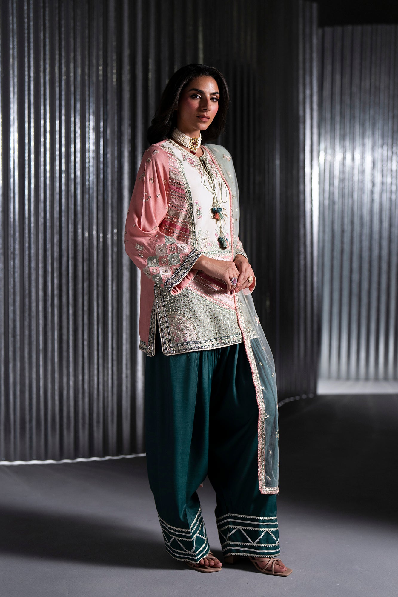 EMBROIDERED SUIT (E1037/104/327)