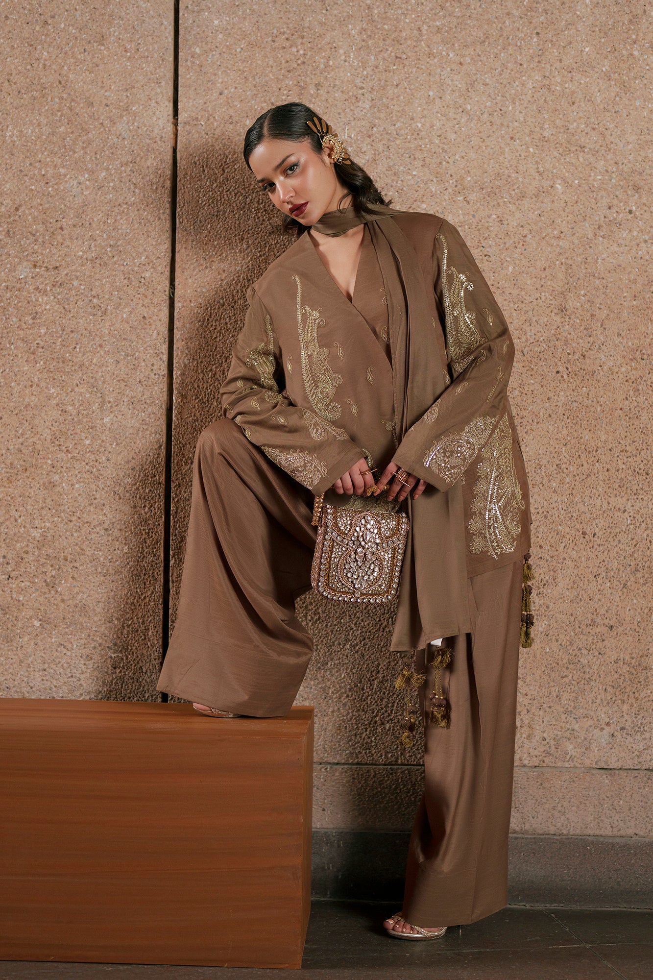 EMBROIDERED SUIT (E1049/104/118)