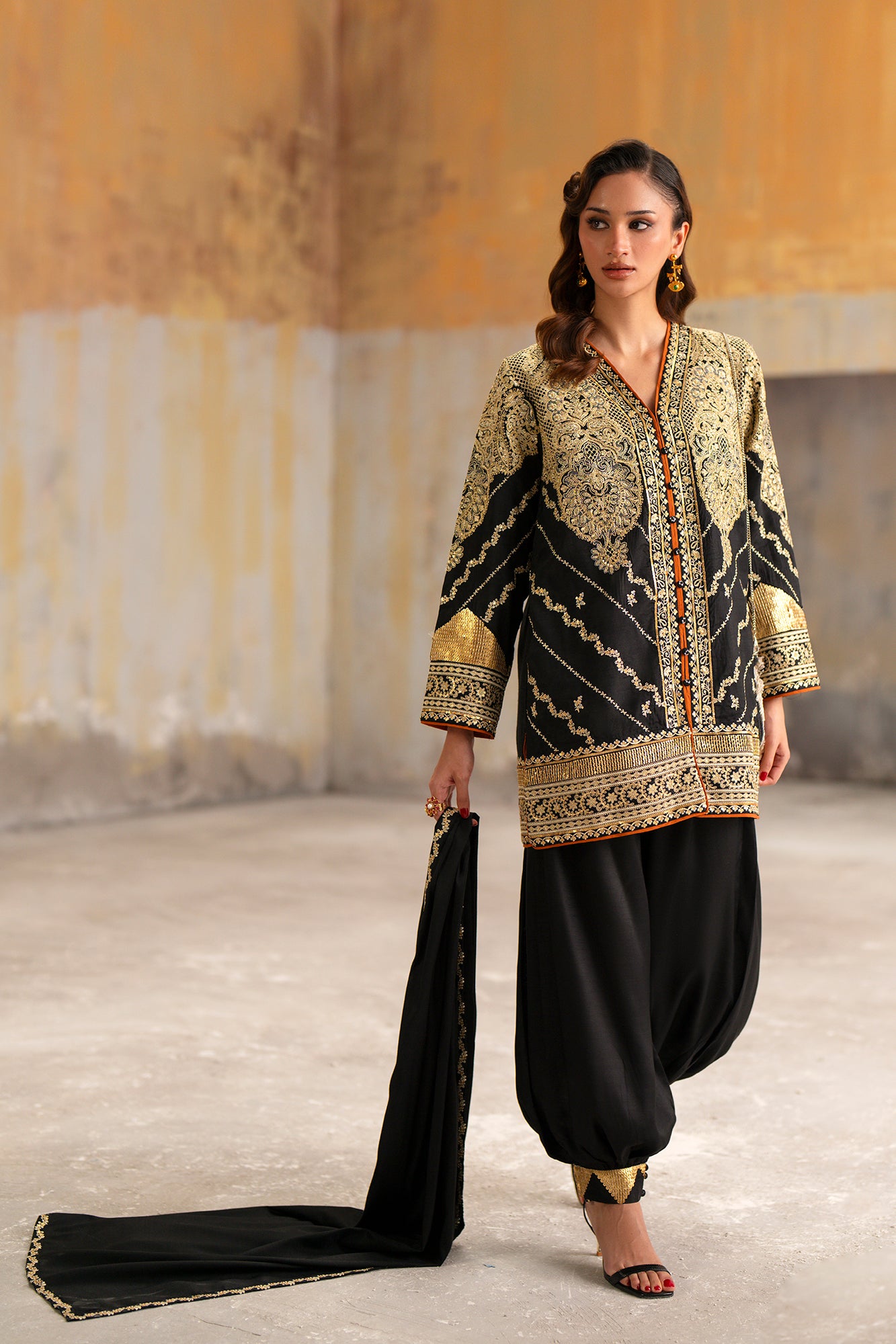 EMBROIDERED SUIT (E1050/104/902)