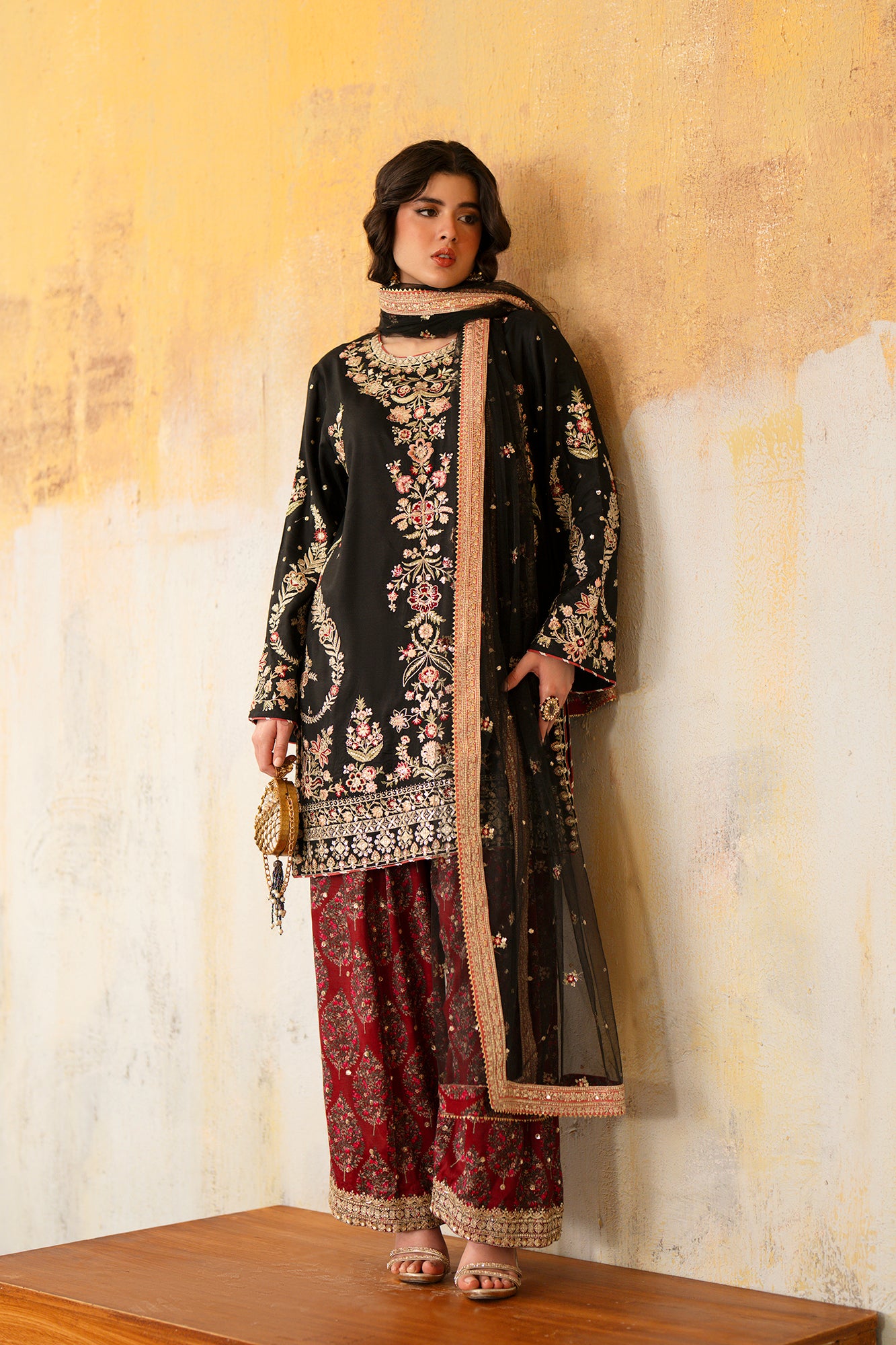 EMBROIDERED SUIT (E1062/104/902)