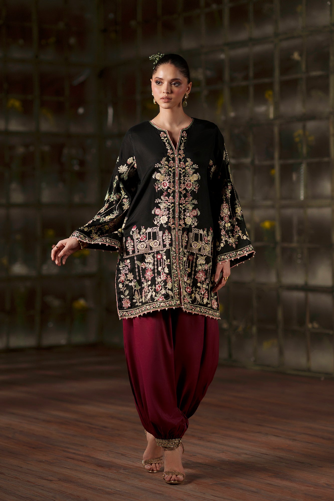 EMBROIDERED SUIT (E1139/104/902)