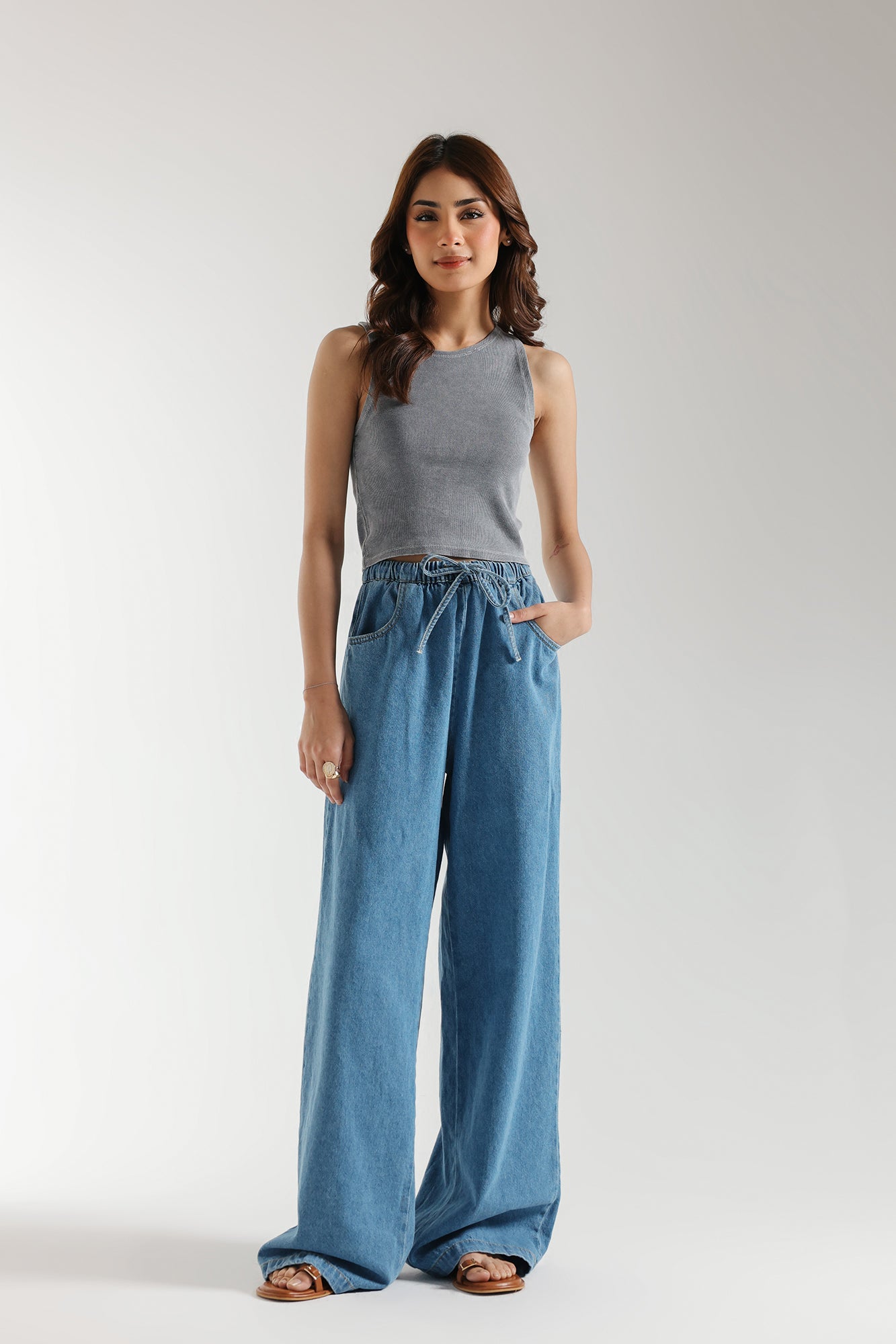 SLEEVELESS CROPPED TOP (E2396/108/911)
