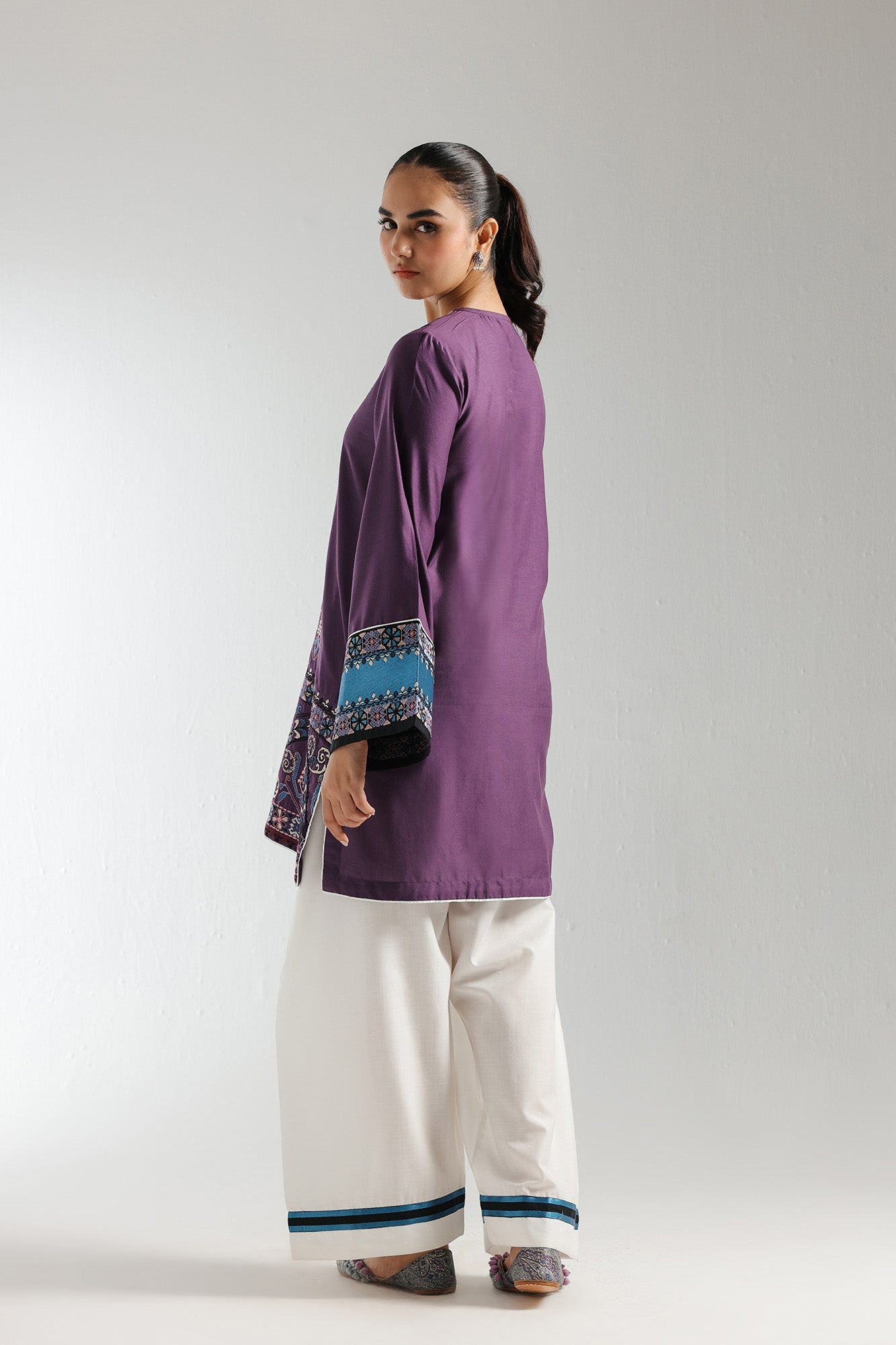 EMBROIDERED SUIT (E2975/103/505)
