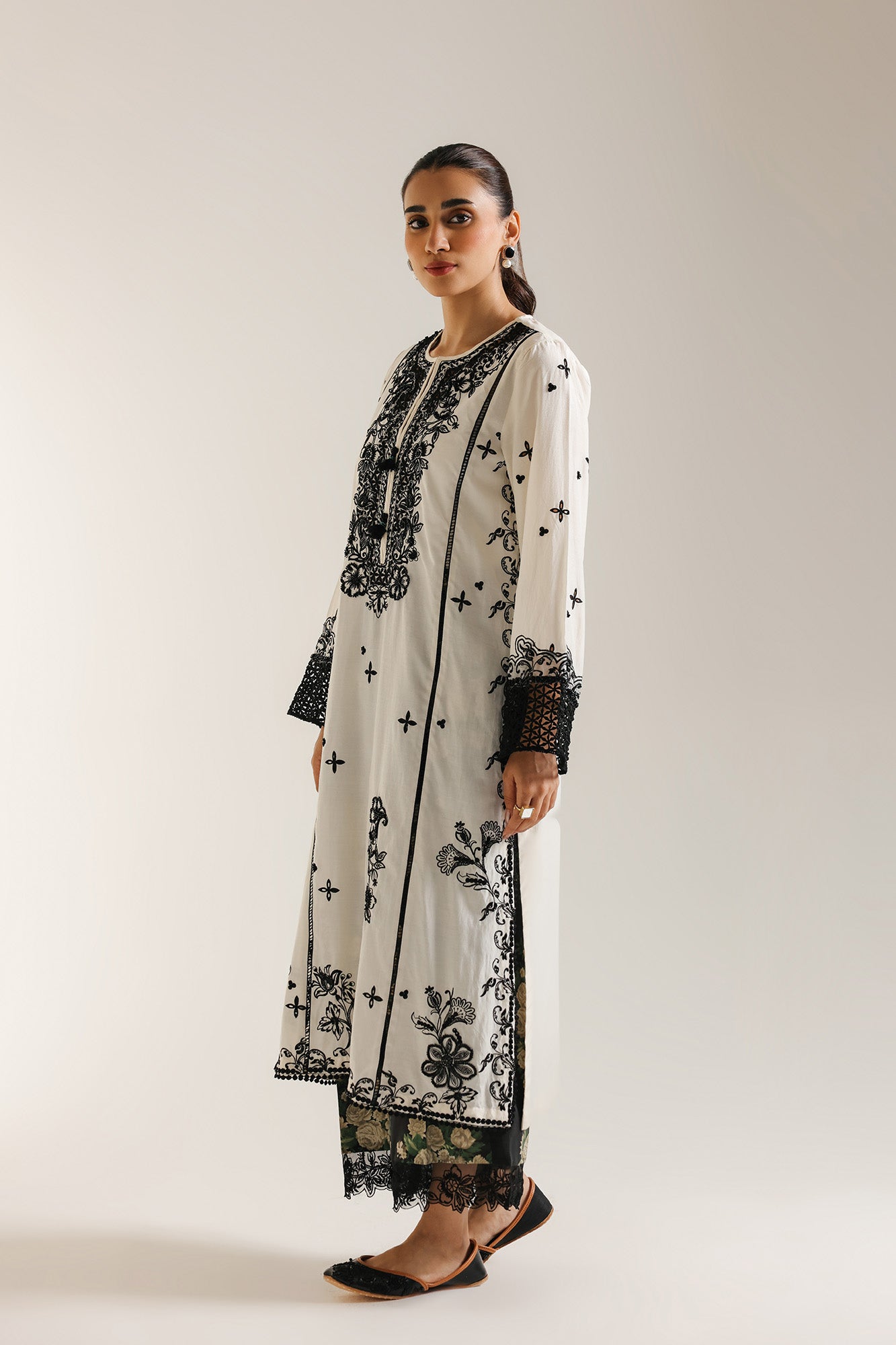 EMBROIDERED SUIT (E103/002/3226)