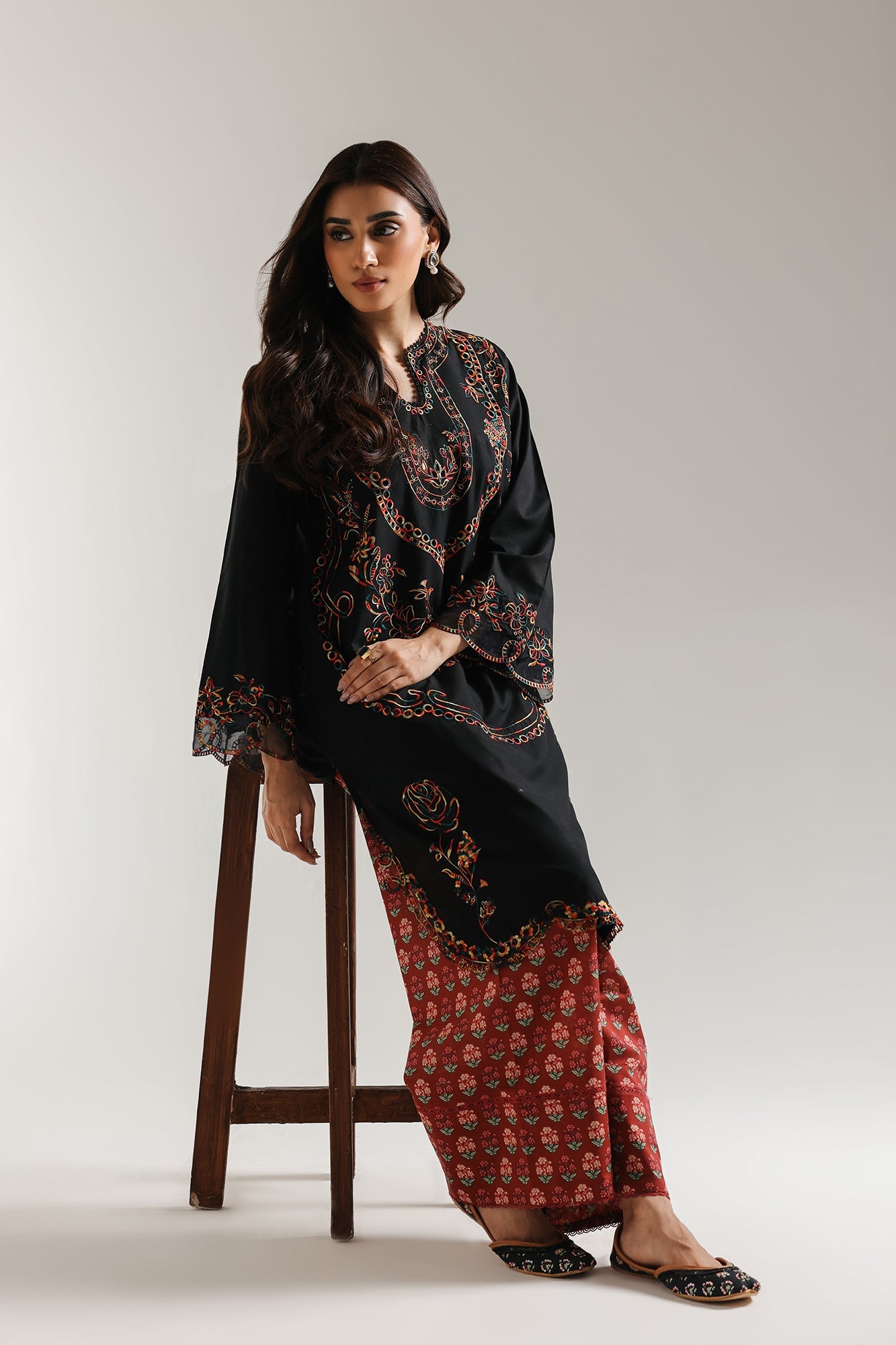 EMBROIDERED SUIT (E103/902/3234)