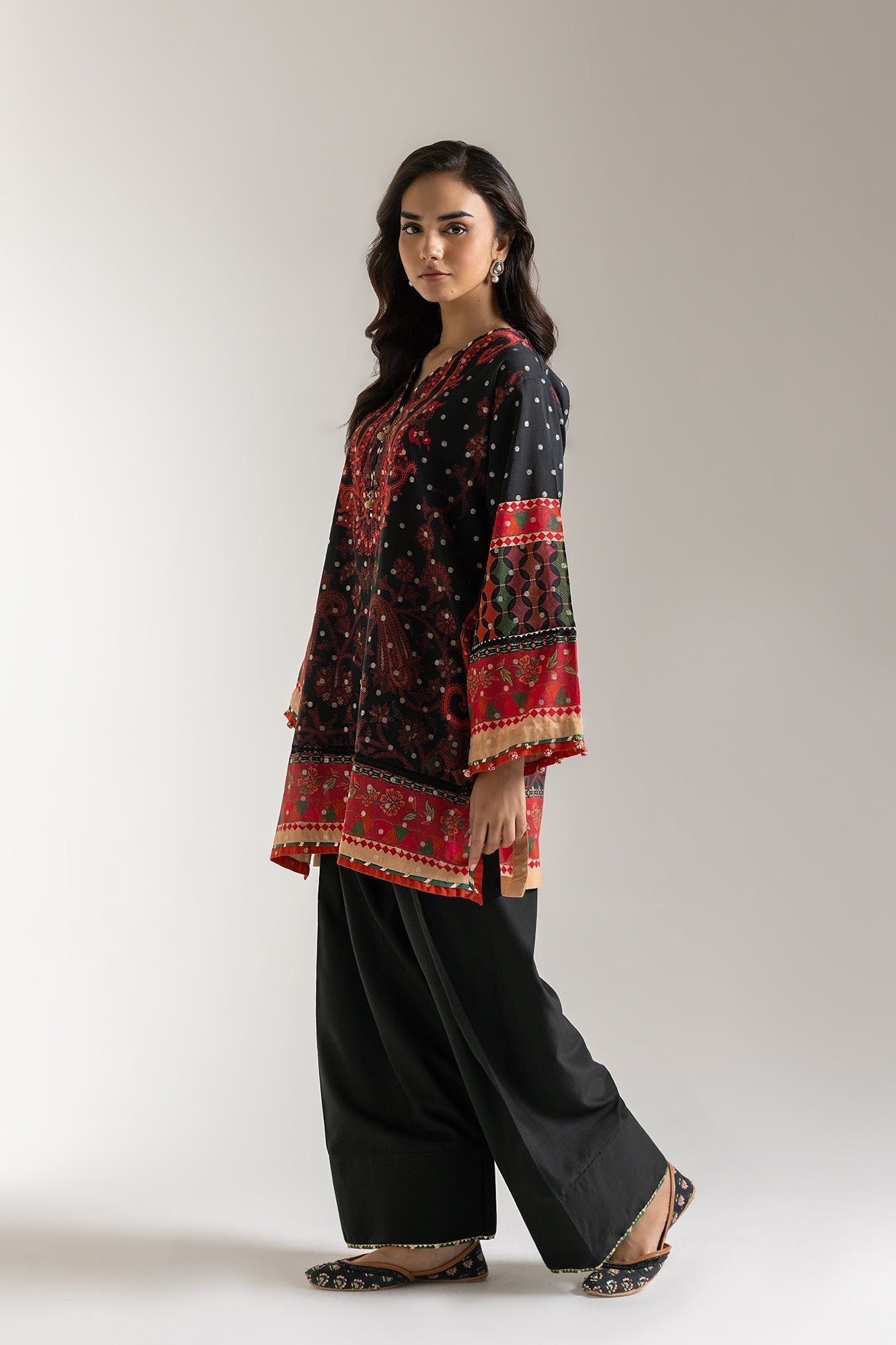 EMBROIDERED SUIT (E103/902/3250)