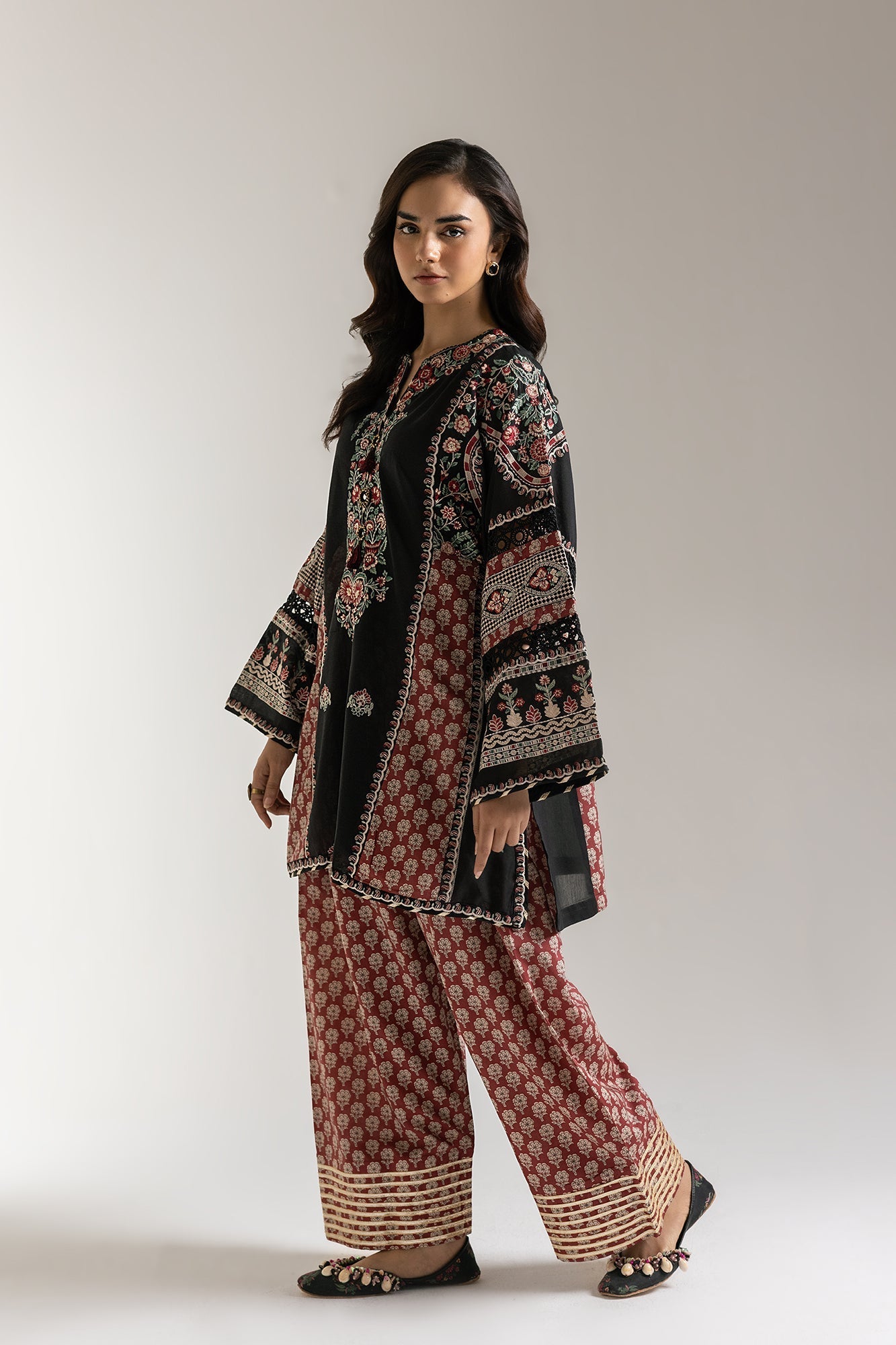 EMBROIDERED SUIT (E103/901/3277)