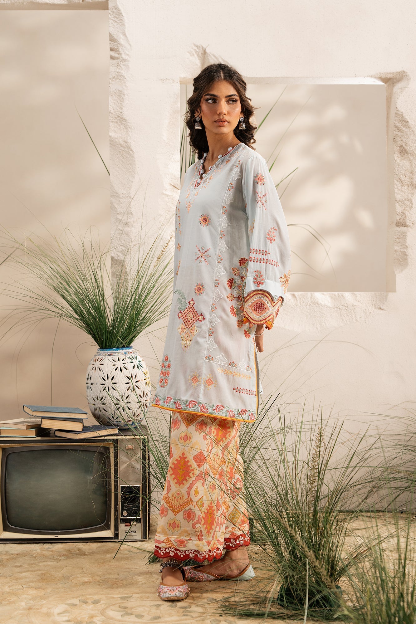 EMBROIDERED SUIT (E103/617/3279)
