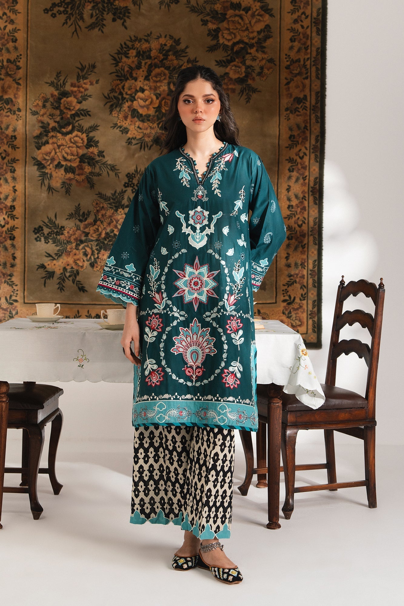 EMBROIDERED SUIT (E103/711/3280)