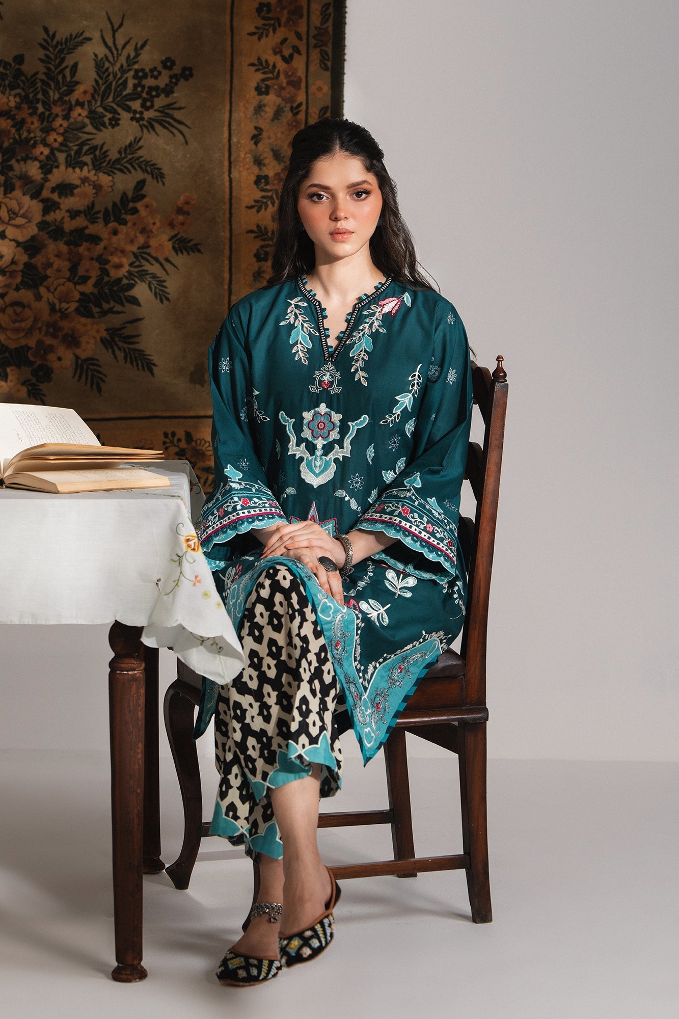 EMBROIDERED SUIT (E103/711/3280)