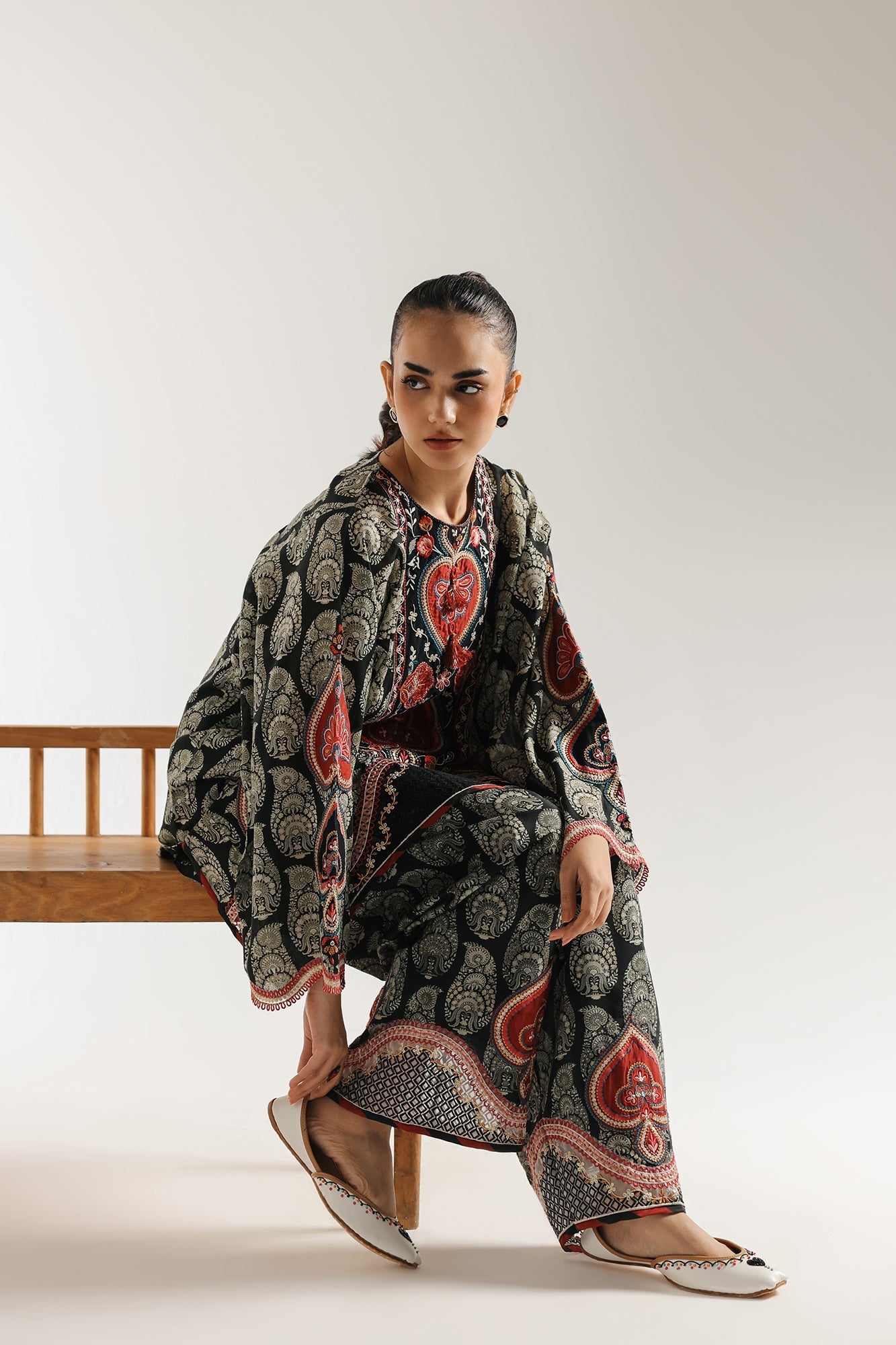 EMBROIDERED SUIT (E103/902/3296)