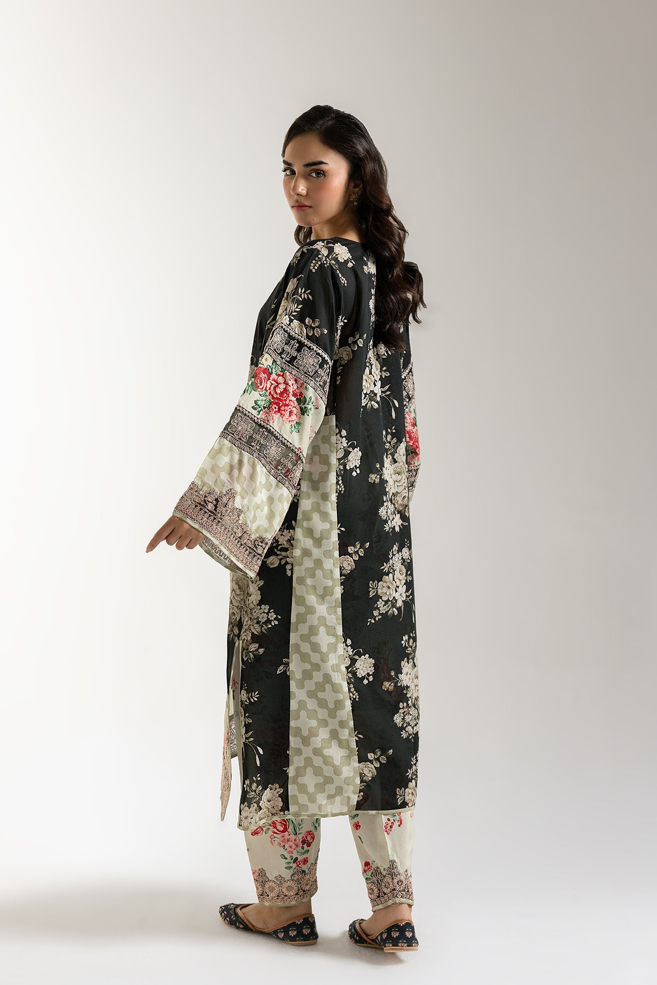 EMBROIDERED SUIT (E103/902/3303)