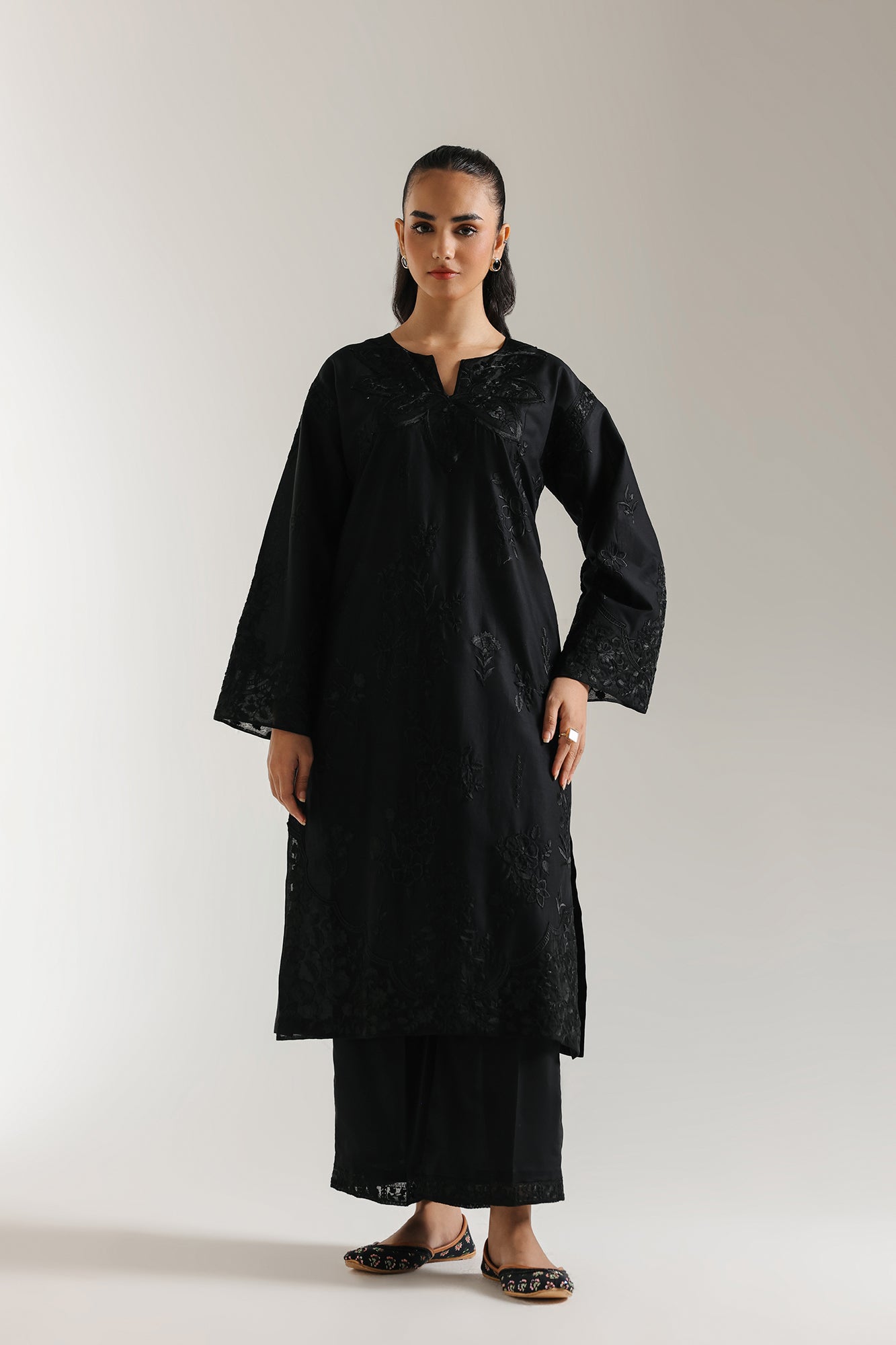 EMBROIDERED SUIT (E103/902/3325)