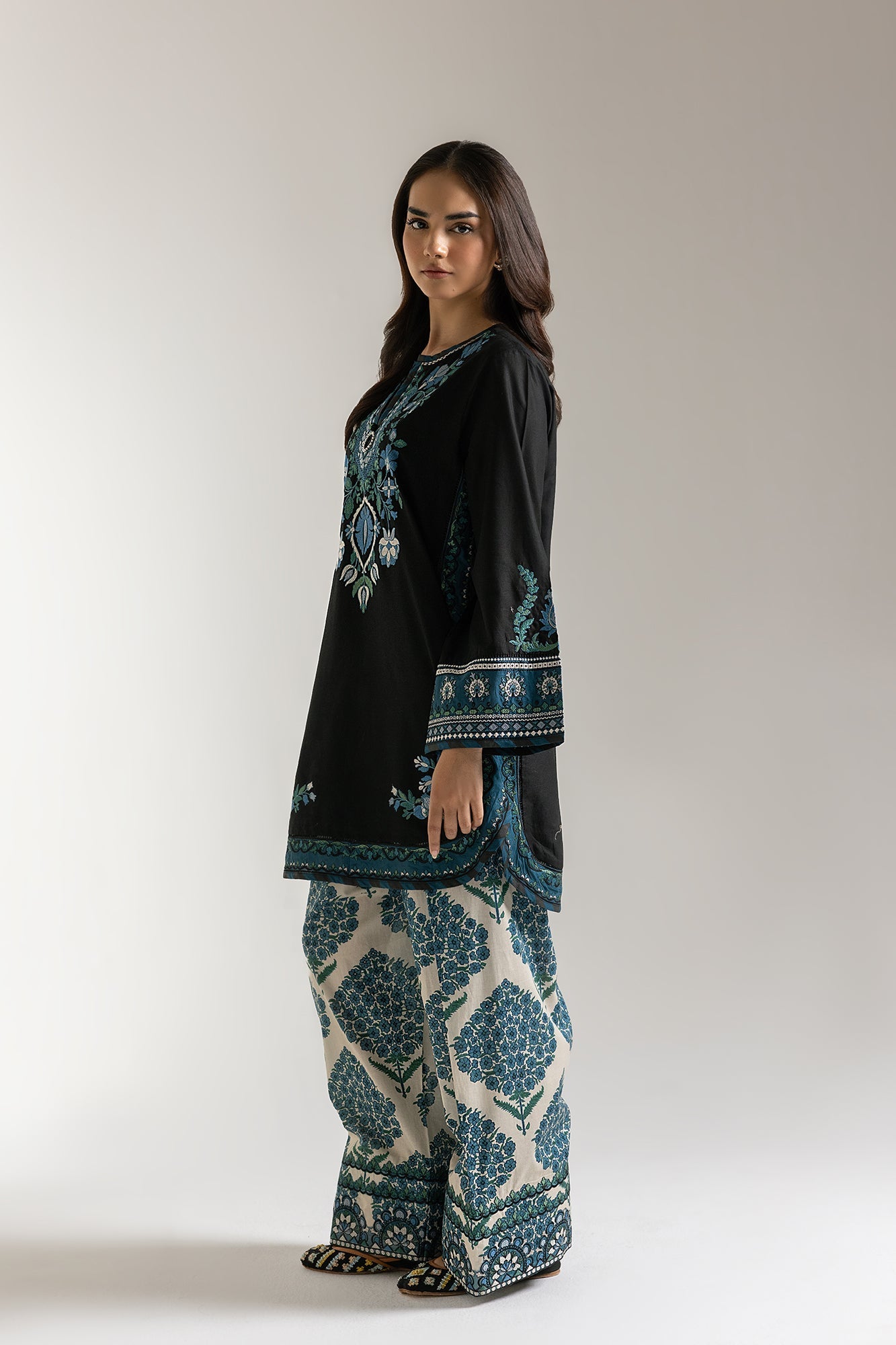 EMBROIDERED SUIT (E103/902/3327)