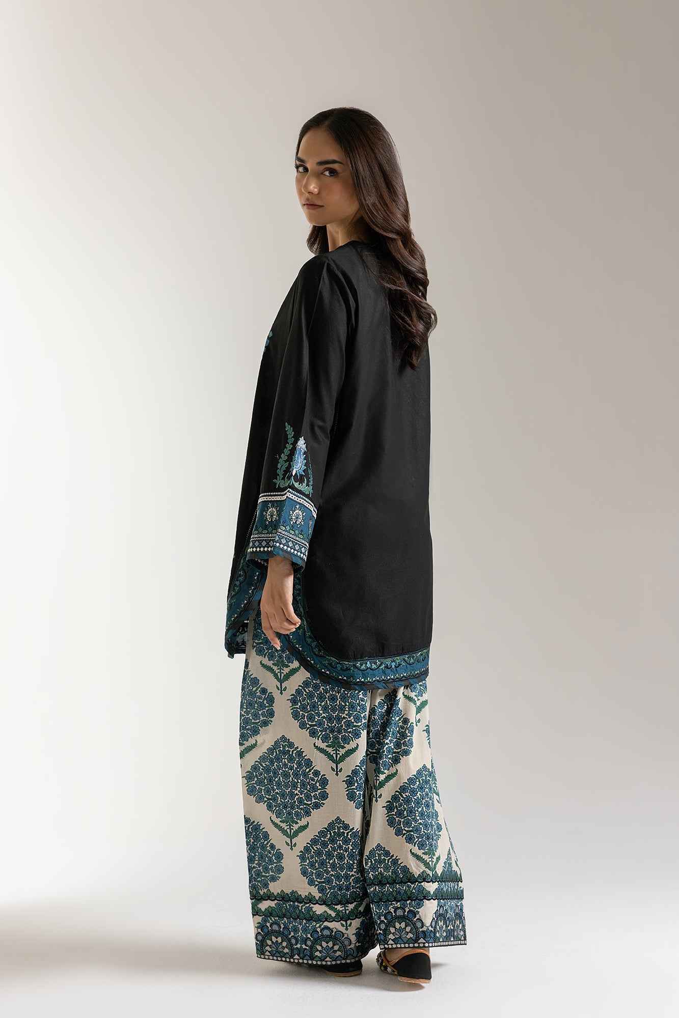 EMBROIDERED SUIT (E103/902/3327)