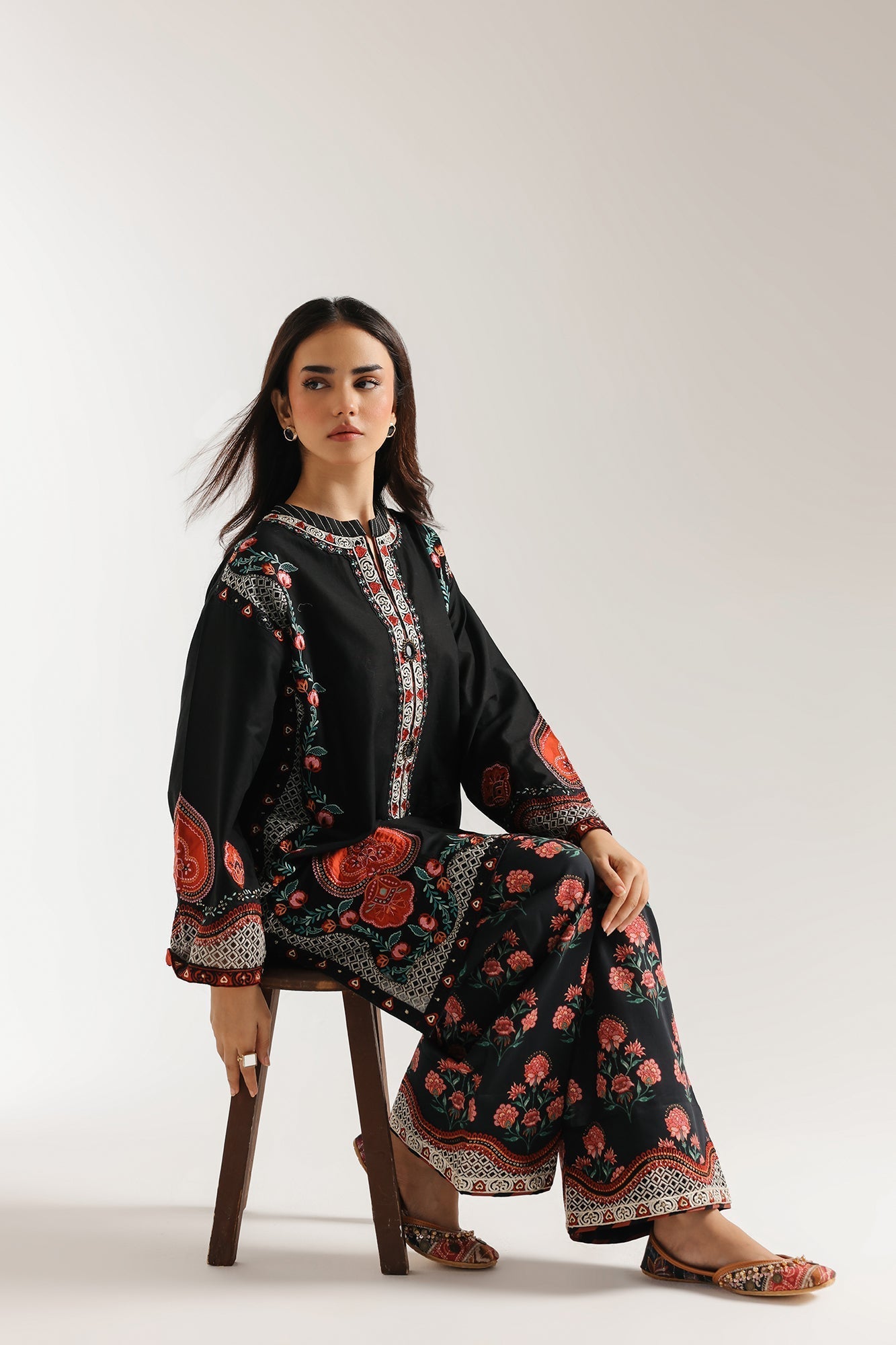 EMBROIDERED SUIT (E103/901/3328)