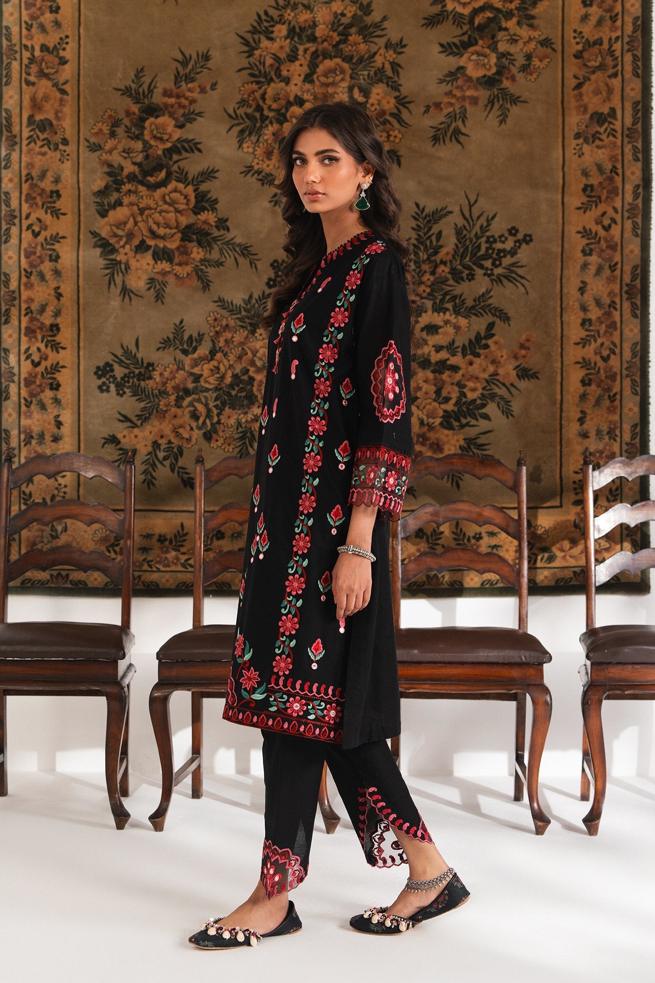 EMBROIDERED SUIT (E3390/103/902)